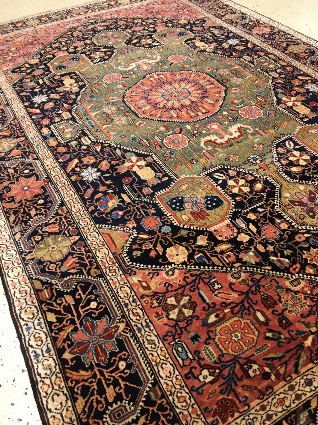 Detail e: Sehr feiner Farahan antik, Westpersien, Ende 19.Jhd., Korkwolle geknüpft auf Baumwolle. Einzigartiger und hochfeiner Sarogh-Farahan mit eleganten ...
