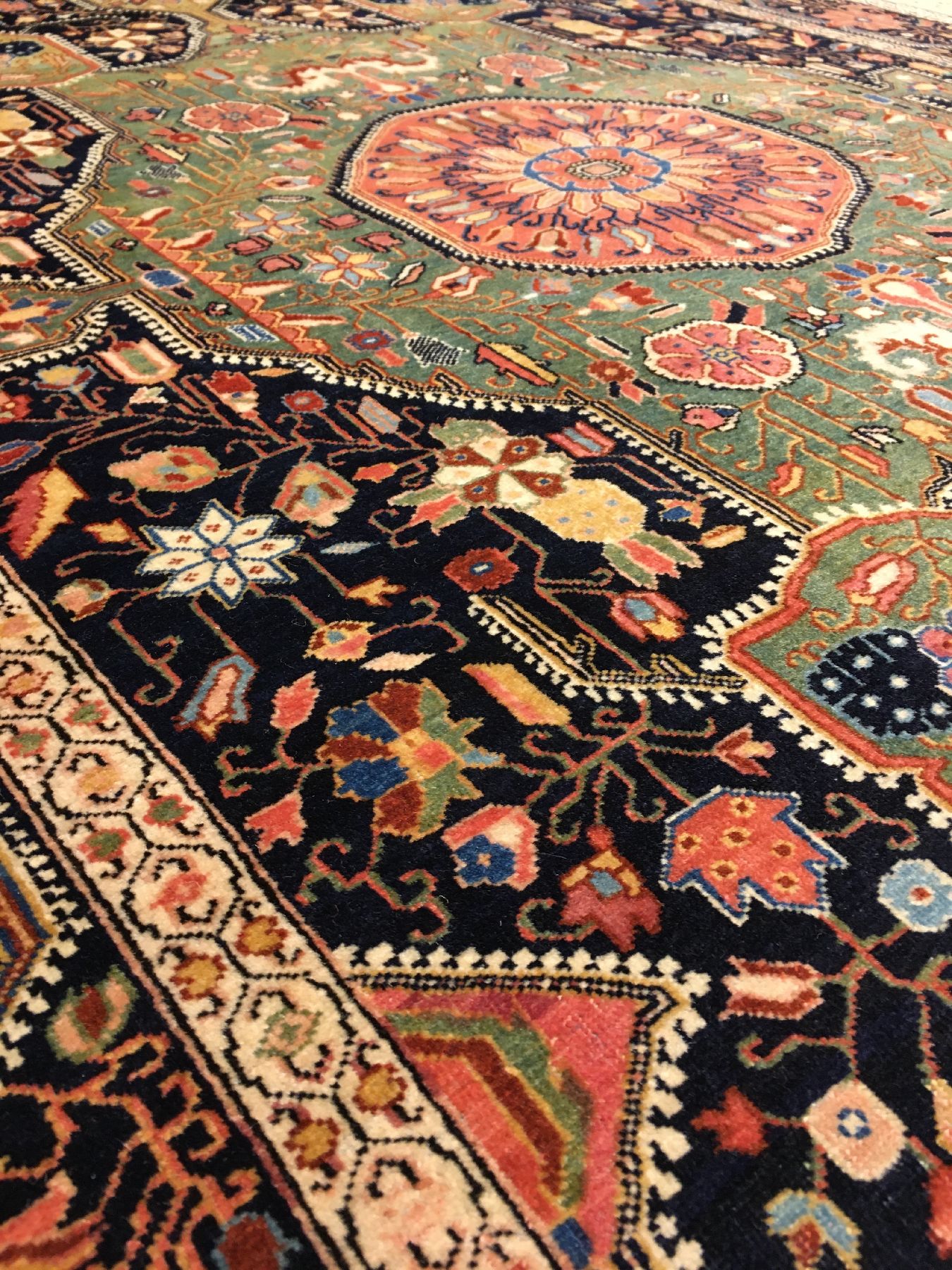 Detail f: Sehr feiner Farahan antik, Westpersien, Ende 19.Jhd., Korkwolle geknüpft auf Baumwolle. Einzigartiger und hochfeiner Sarogh-Farahan mit eleganten ...