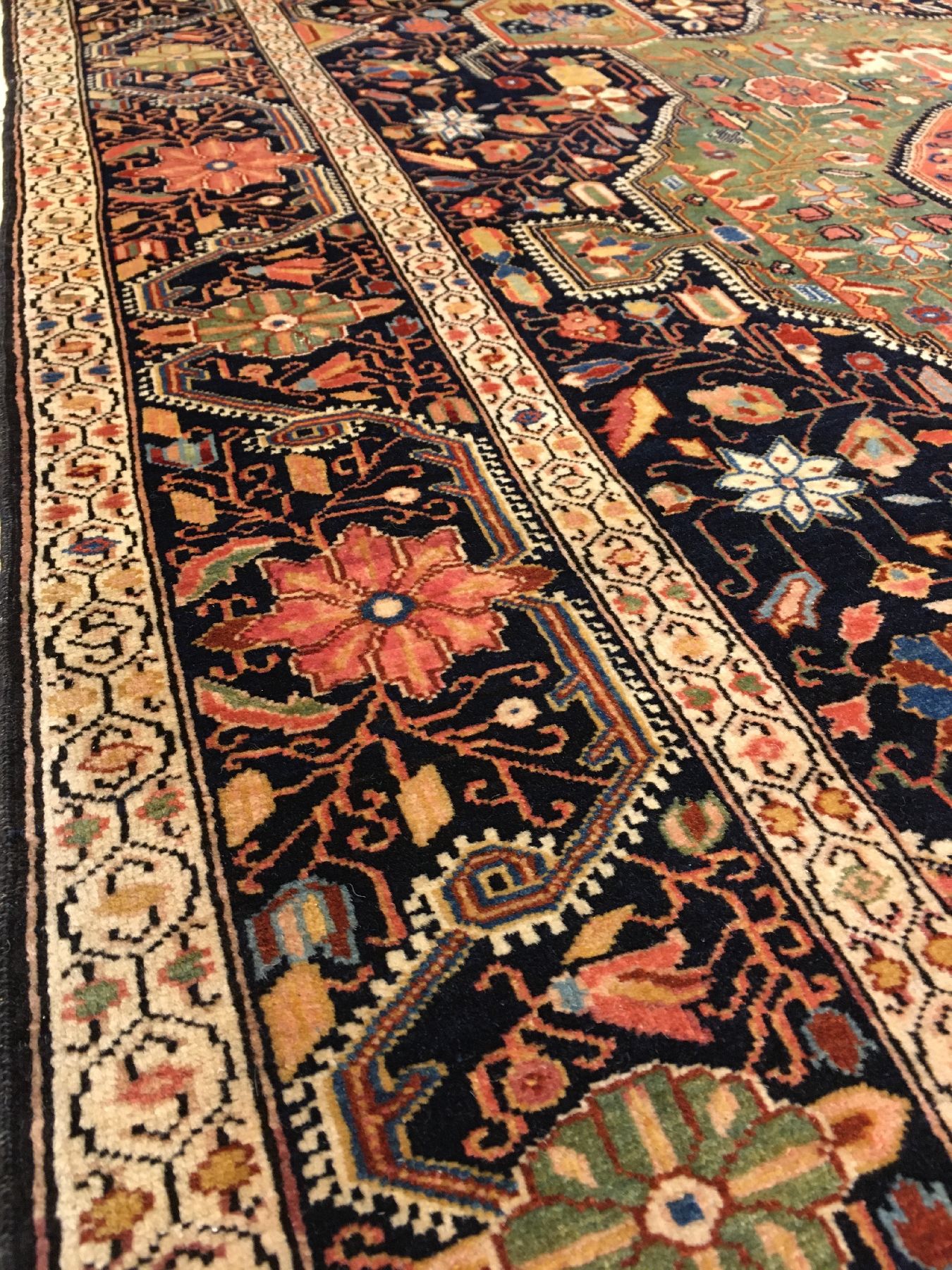 Detail g: Sehr feiner Farahan antik, Westpersien, Ende 19.Jhd., Korkwolle geknüpft auf Baumwolle. Einzigartiger und hochfeiner Sarogh-Farahan mit eleganten ...