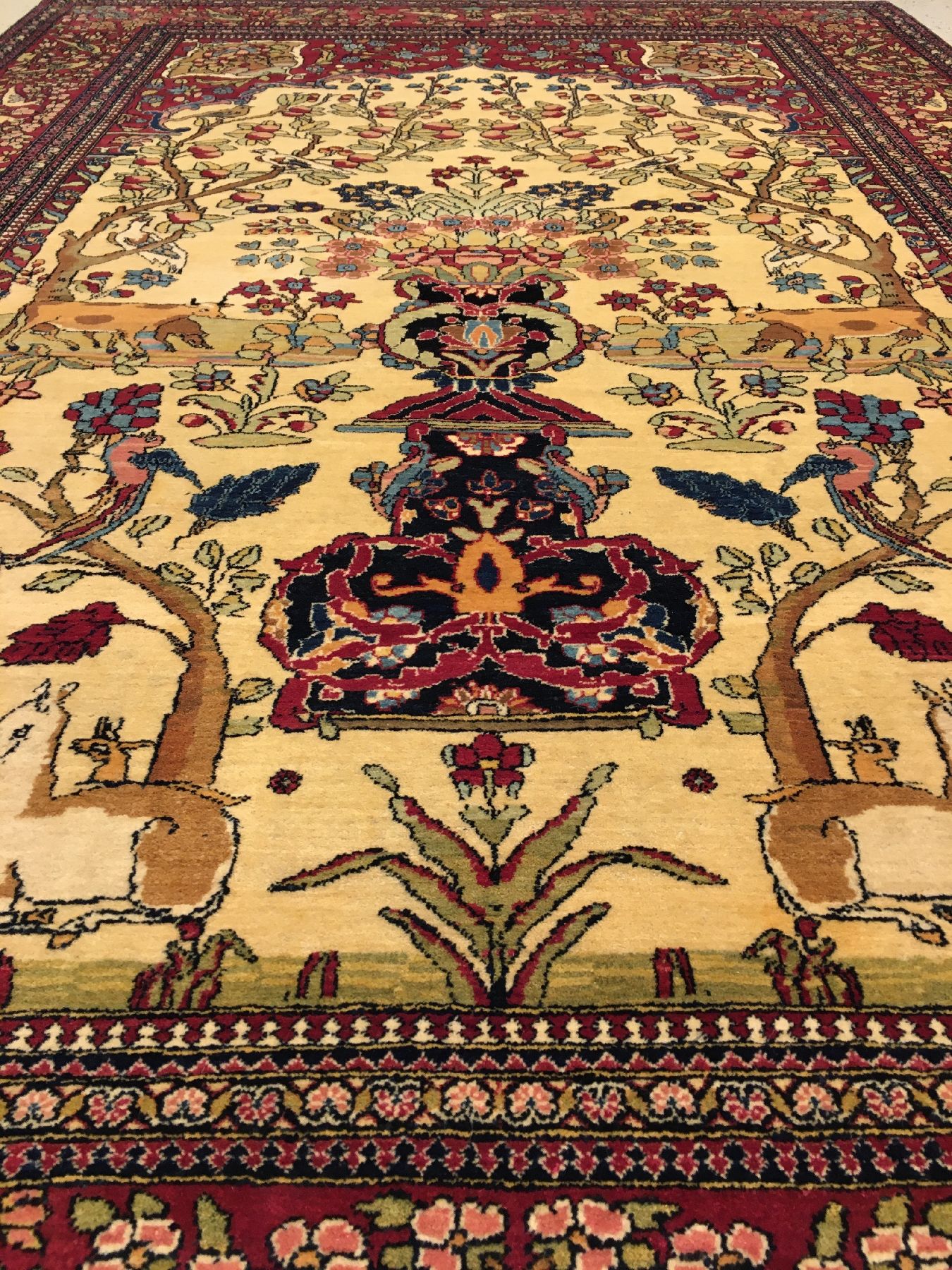 Detail b: Feiner Esfahan "Ahmad" antik, Zentralpersien, Ende 19.Jhd., Korkwolle geknüpft auf Baumwolle. Feiner Esfahan aus den bekannten ...