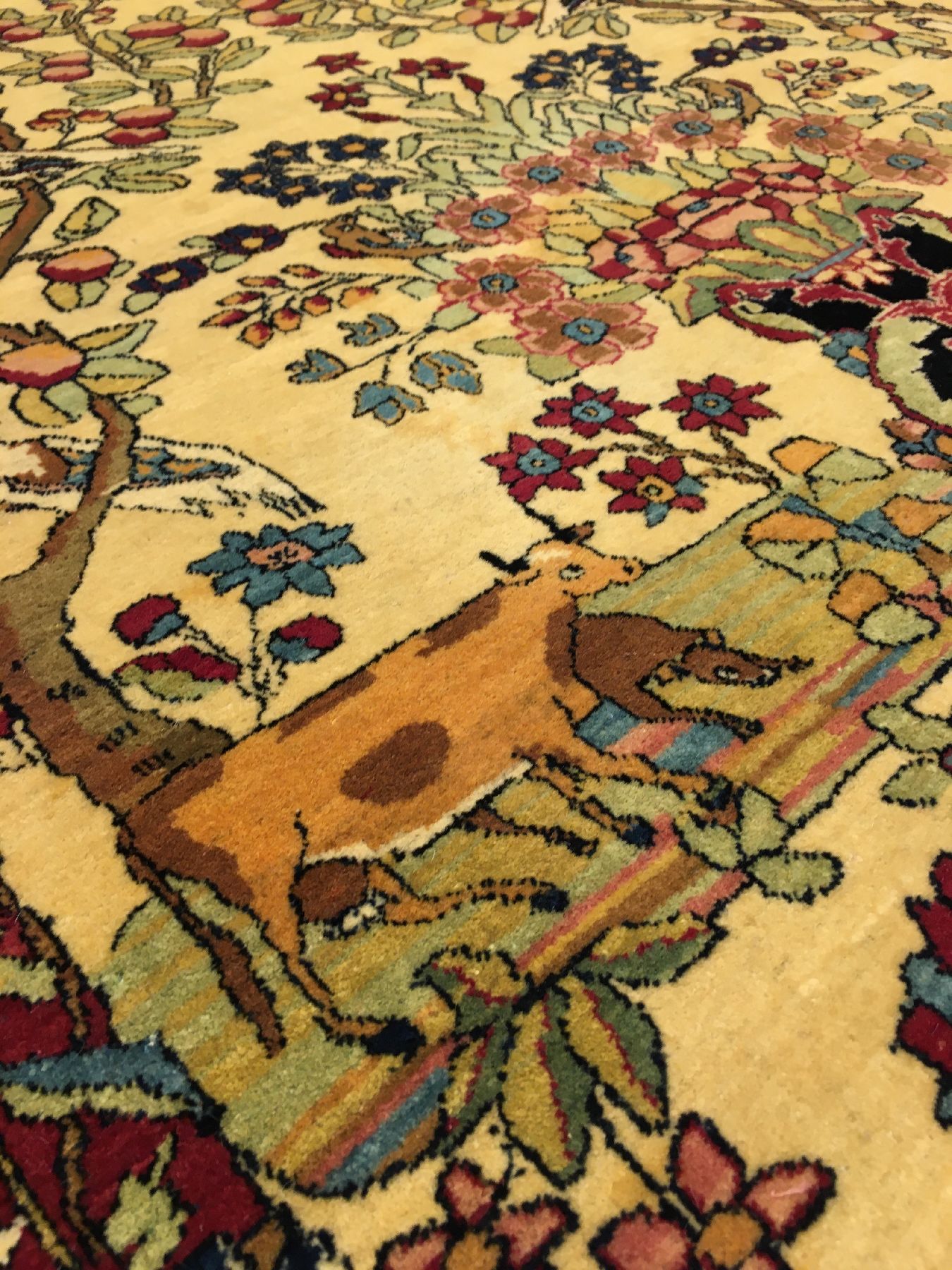 Detail d: Feiner Esfahan "Ahmad" antik, Zentralpersien, Ende 19.Jhd., Korkwolle geknüpft auf Baumwolle. Feiner Esfahan aus den bekannten ...