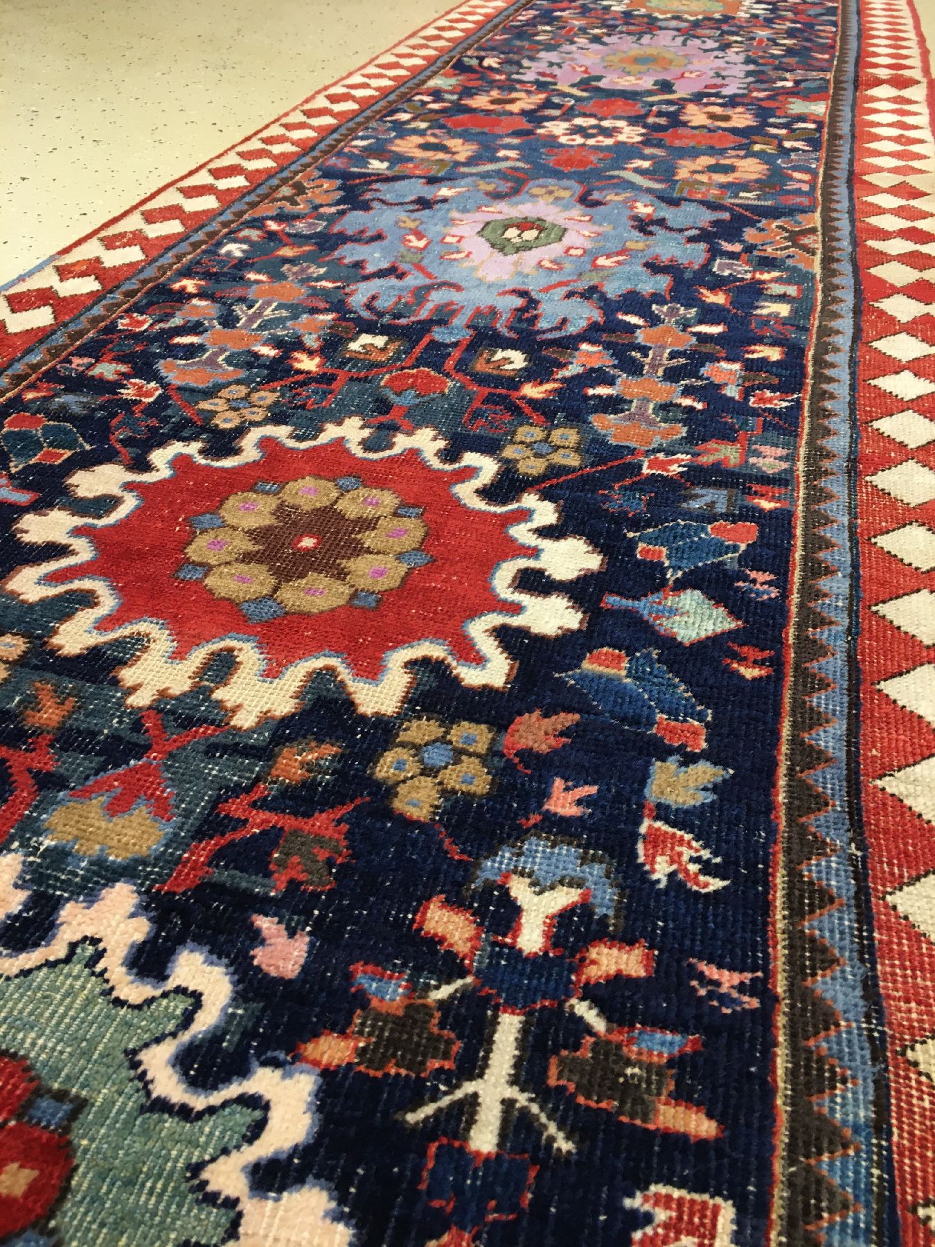 Detail c: Frühe Azeri "Galerie" antik, Nordwestpersien, um 1800, Wolle geknüpft auf Baumwolle. Sehr seltene und frühe Azeri Galerie mit Palmetten ...