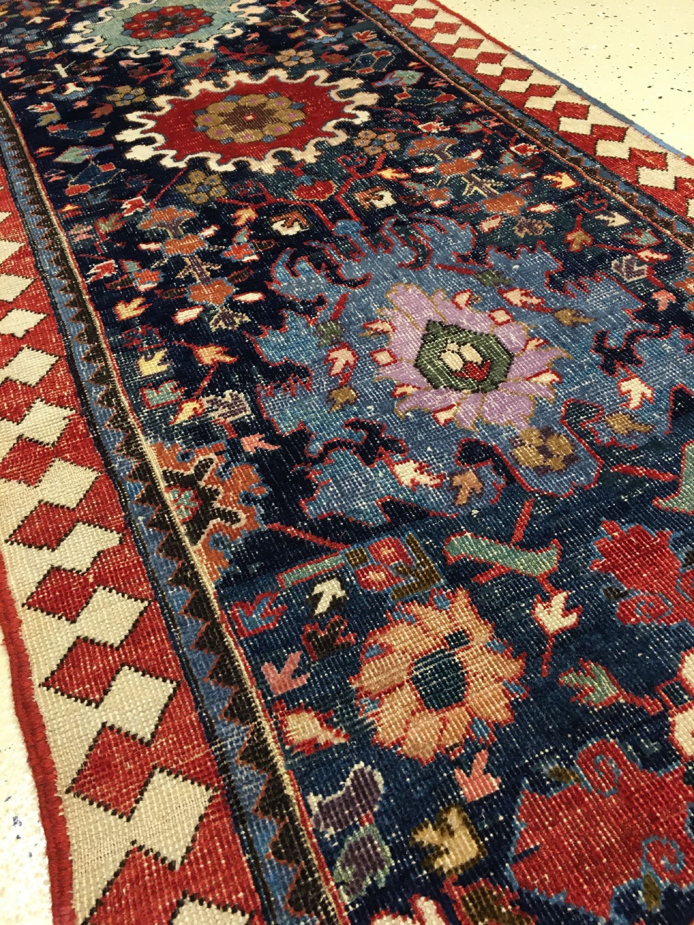 Detail g: Frühe Azeri "Galerie" antik, Nordwestpersien, um 1800, Wolle geknüpft auf Baumwolle. Sehr seltene und frühe Azeri Galerie mit Palmetten ...