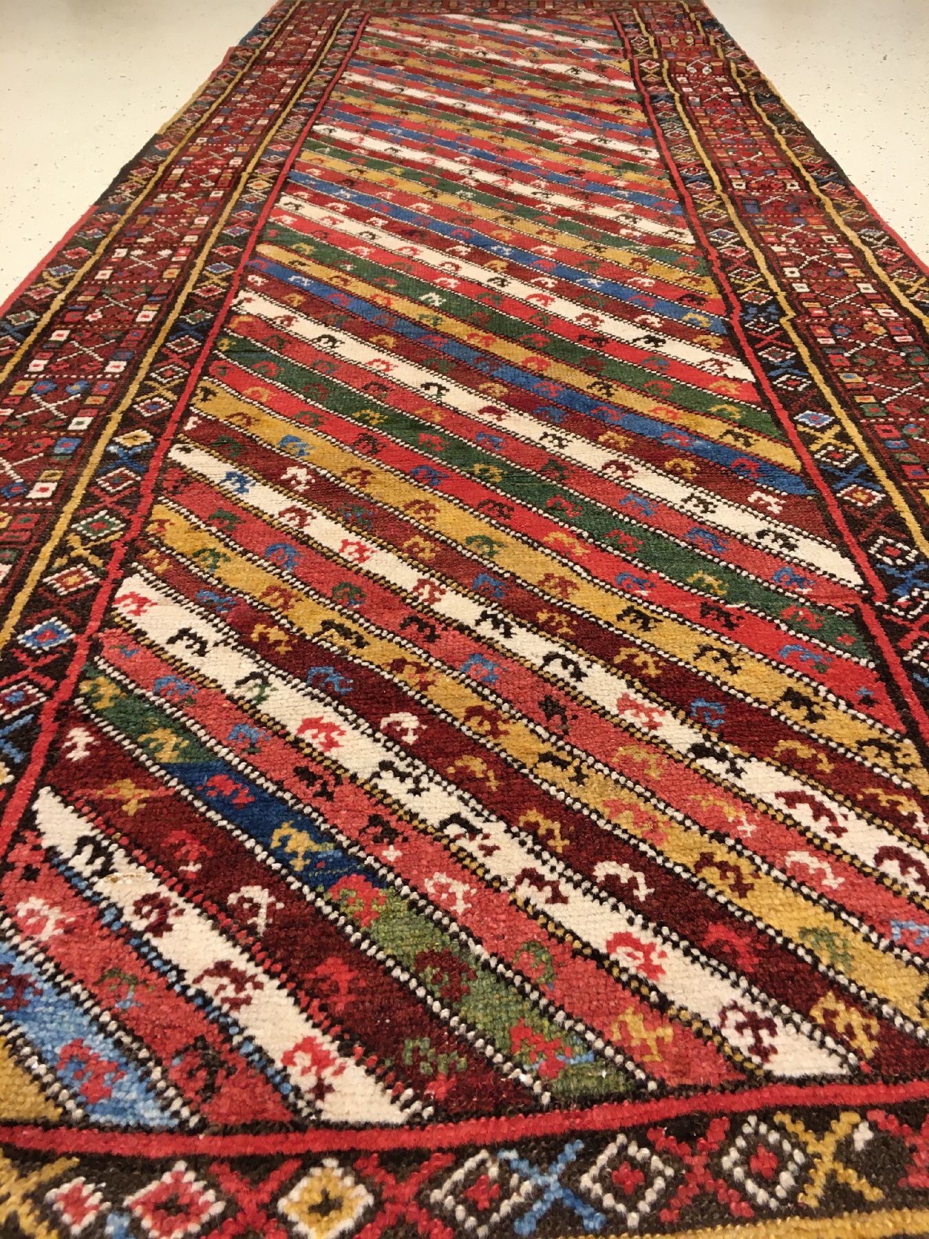 Detail b: Kurdische "Galerie" antik, Nordwestpersien, 19.Jhd., Wolle geknüpft auf Baumwolle. Seltener kurdischer Teppich mit bunt gestreiften Feld ...