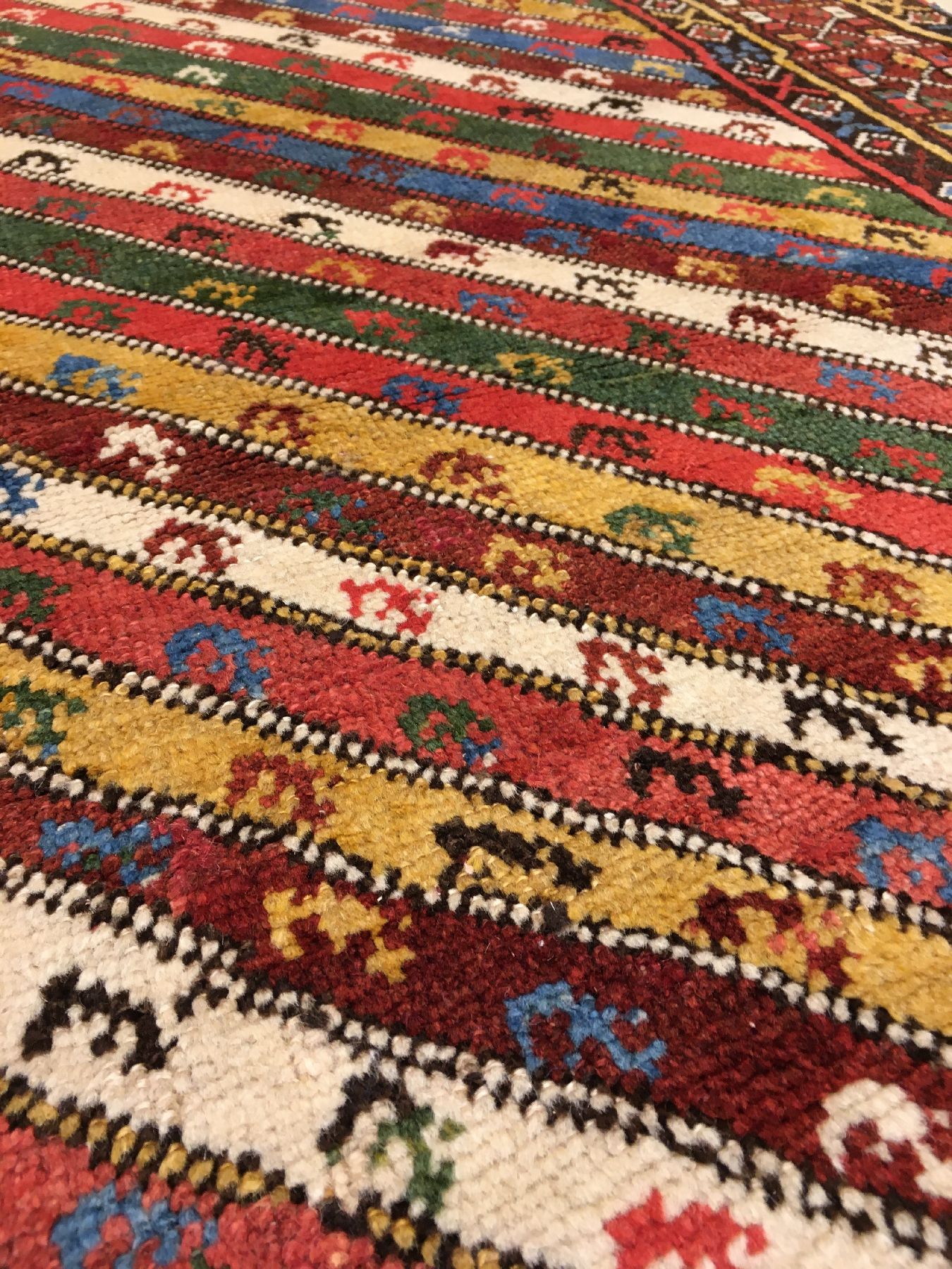 Detail c: Kurdische "Galerie" antik, Nordwestpersien, 19.Jhd., Wolle geknüpft auf Baumwolle. Seltener kurdischer Teppich mit bunt gestreiften Feld ...