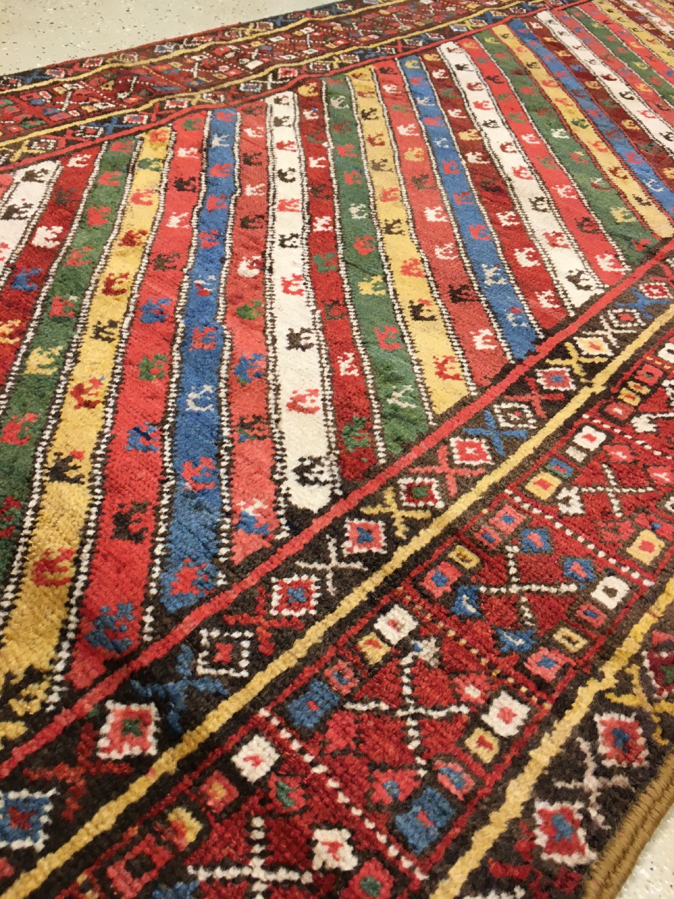 Detail d: Kurdische "Galerie" antik, Nordwestpersien, 19.Jhd., Wolle geknüpft auf Baumwolle. Seltener kurdischer Teppich mit bunt gestreiften Feld ...