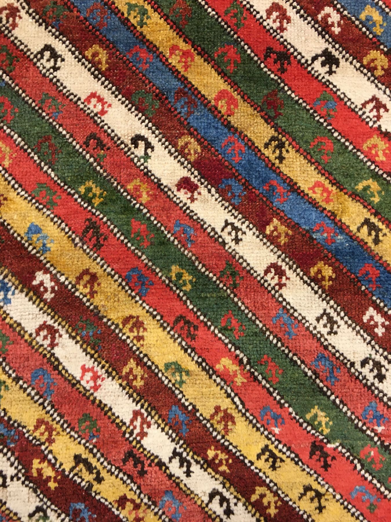 Detail e: Kurdische "Galerie" antik, Nordwestpersien, 19.Jhd., Wolle geknüpft auf Baumwolle. Seltener kurdischer Teppich mit bunt gestreiften Feld ...