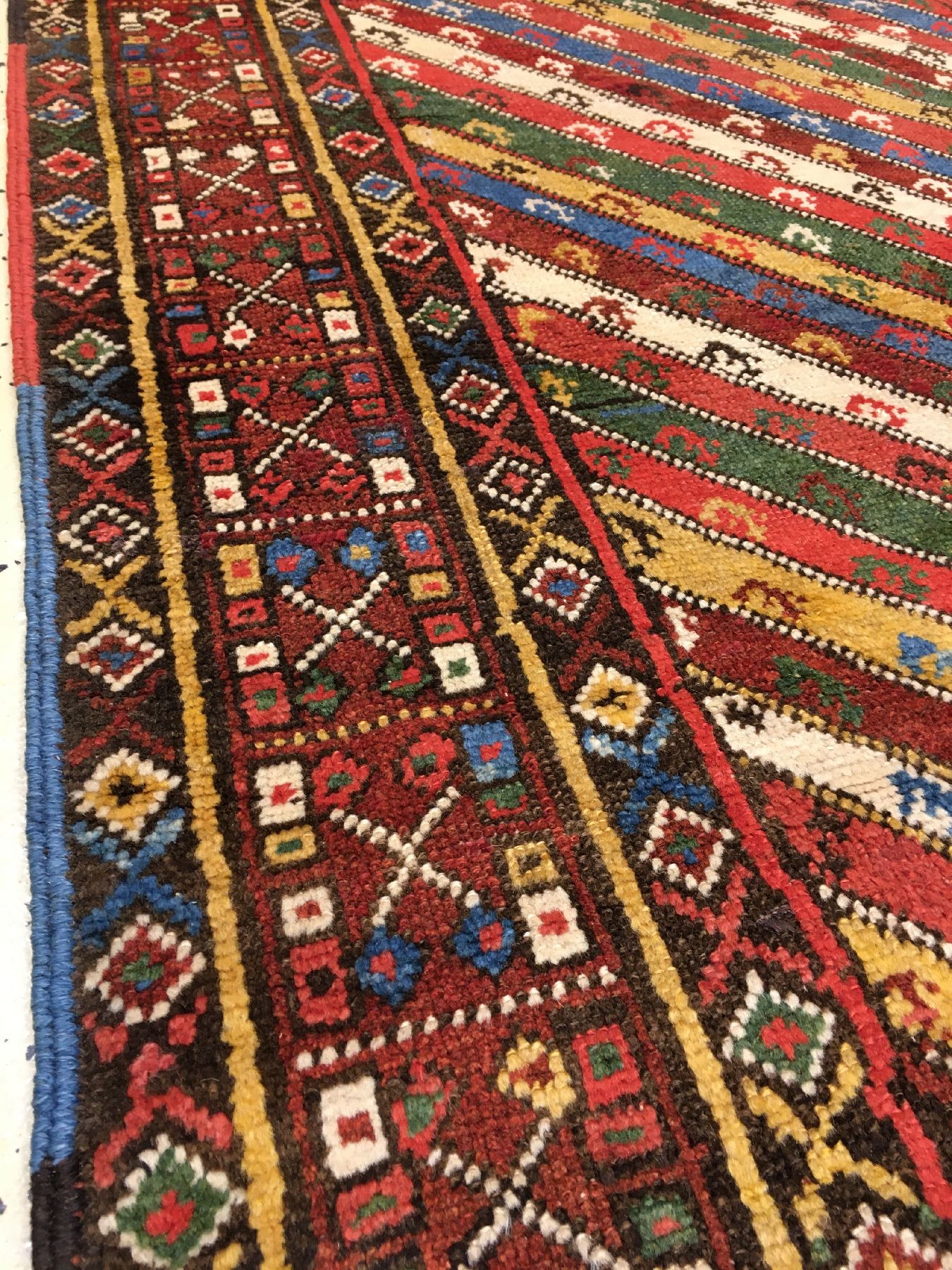 Detail f: Kurdische "Galerie" antik, Nordwestpersien, 19.Jhd., Wolle geknüpft auf Baumwolle. Seltener kurdischer Teppich mit bunt gestreiften Feld ...