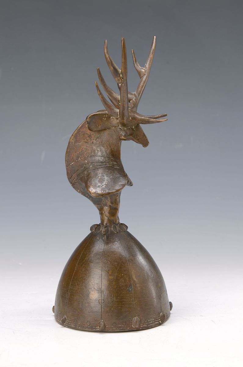 Gernot Rumpf, geb. 1941 Kaiserslautern, Skulptur, Hirsch auf Glocke, l. ironisch- archaische Darstellung des Tieres, Bronzeguß, Unikat, innen ...