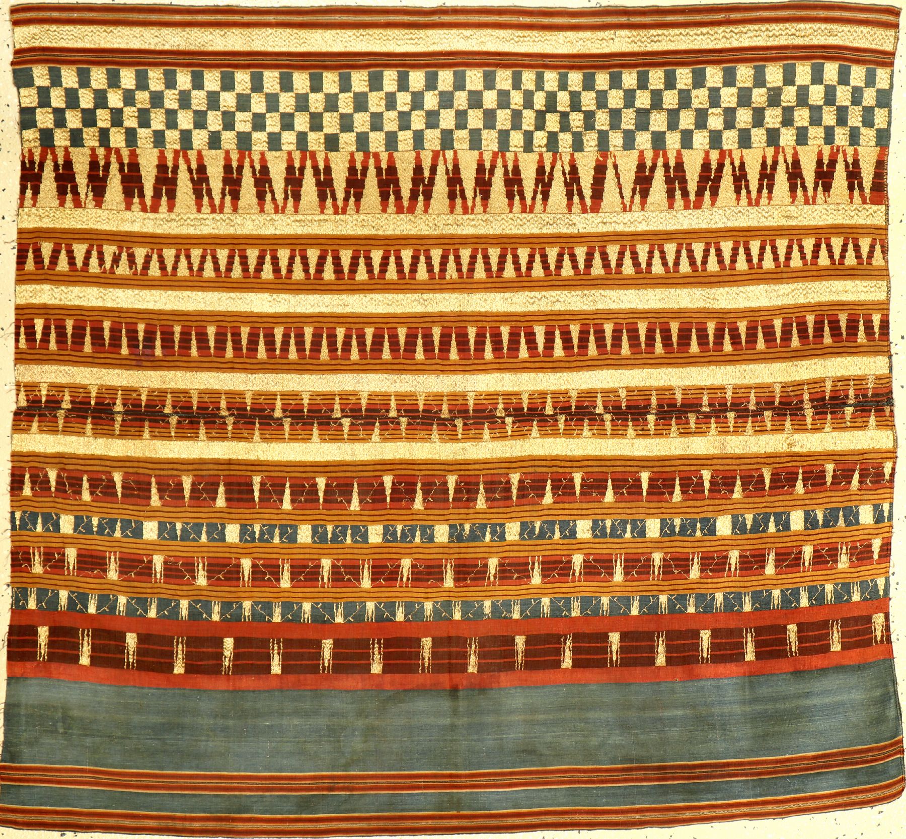 Indonesisches "Zeremonial-Textil" (Metallbroschiert) antik, Indonesien, 19.Jhd., Metallstickerei auf Seiden-Baumwollgewebe. Seltenes ...