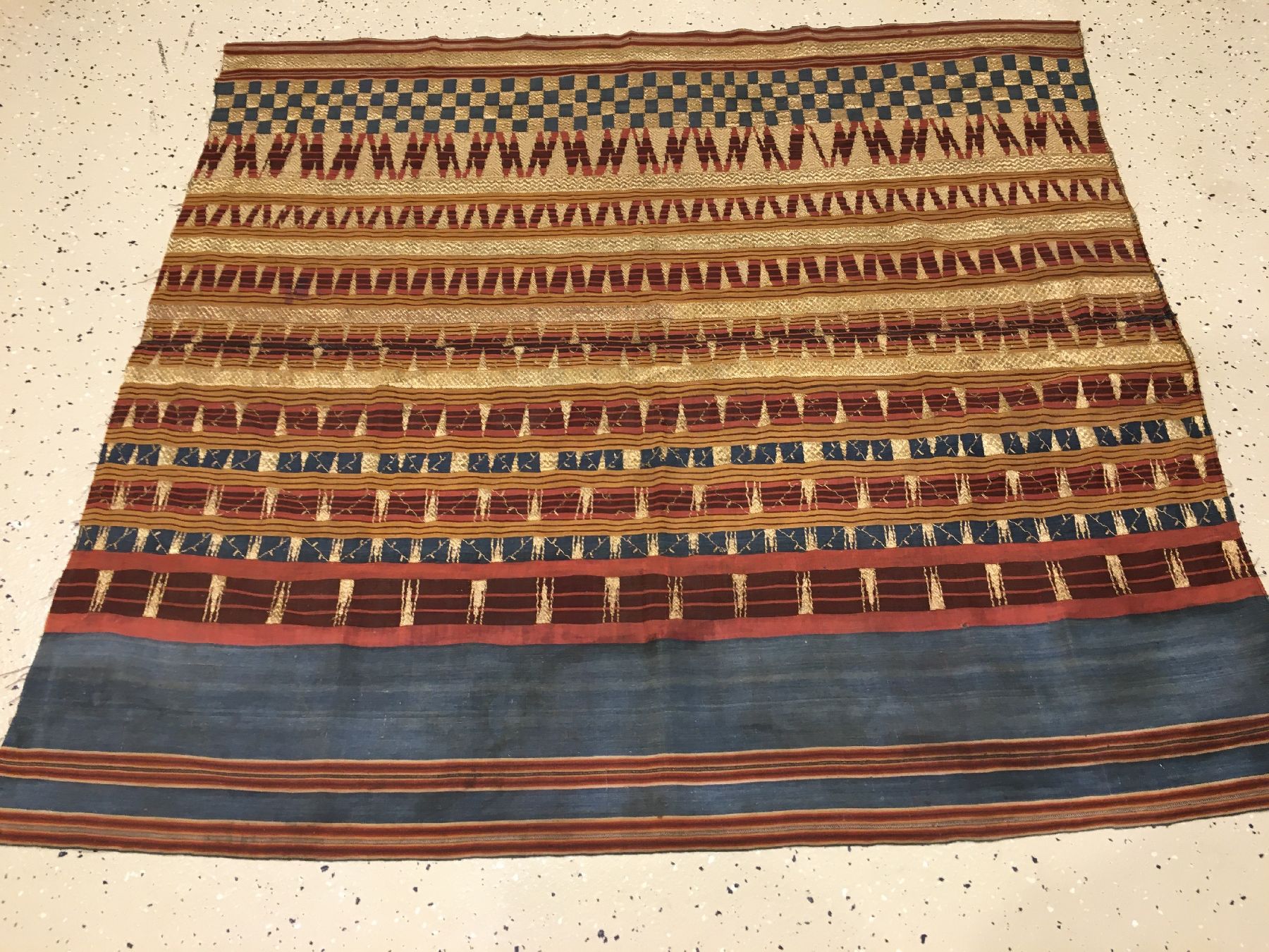 Detail a: Indonesisches "Zeremonial-Textil" (Metallbroschiert) antik, Indonesien, 19.Jhd., Metallstickerei auf Seiden-Baumwollgewebe. Seltenes ...