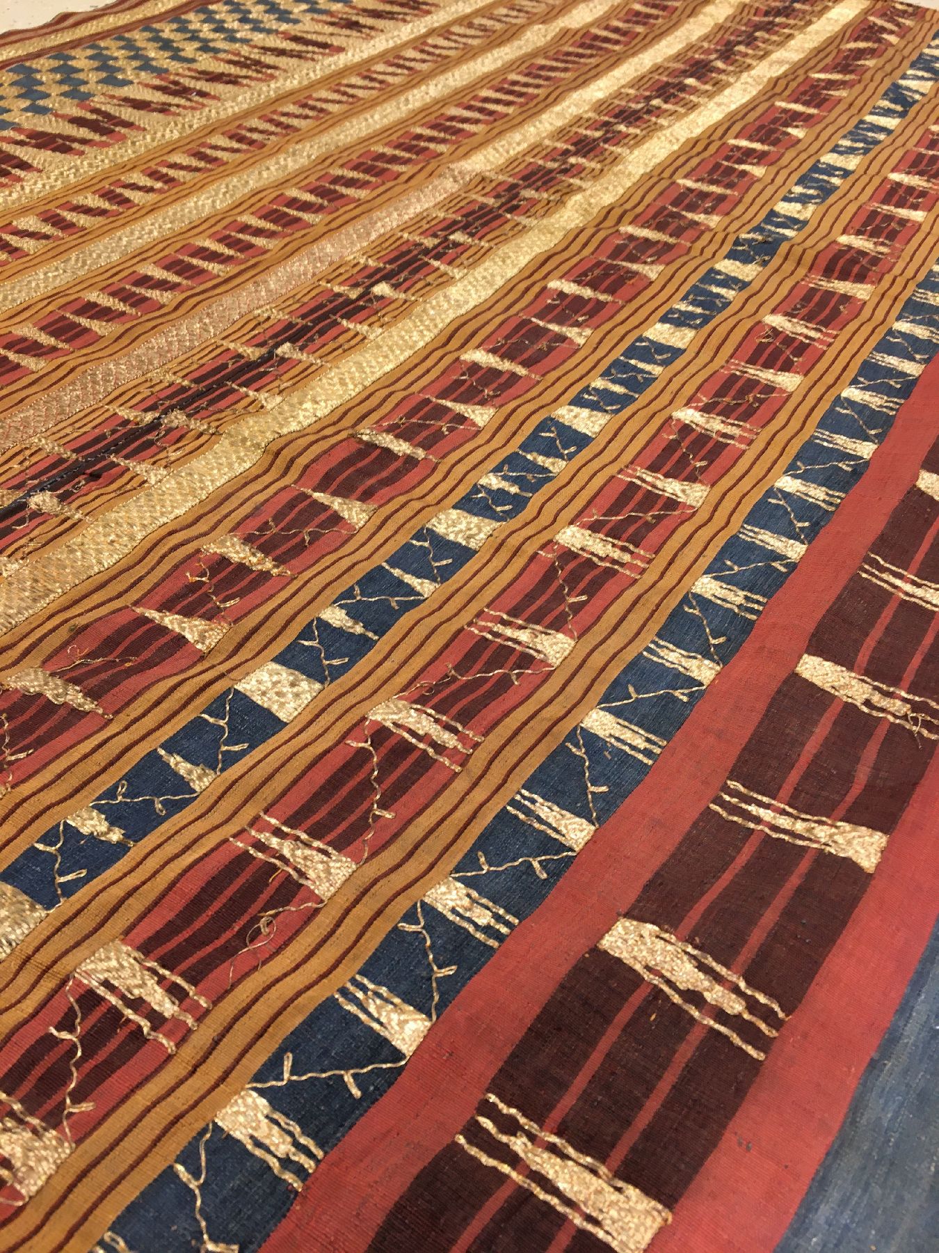 Detail b: Indonesisches "Zeremonial-Textil" (Metallbroschiert) antik, Indonesien, 19.Jhd., Metallstickerei auf Seiden-Baumwollgewebe. Seltenes ...
