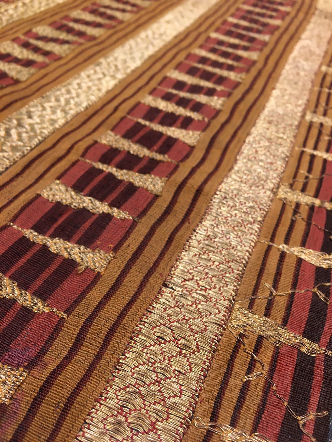 Detail c: Indonesisches "Zeremonial-Textil" (Metallbroschiert) antik, Indonesien, 19.Jhd., Metallstickerei auf Seiden-Baumwollgewebe. Seltenes ...