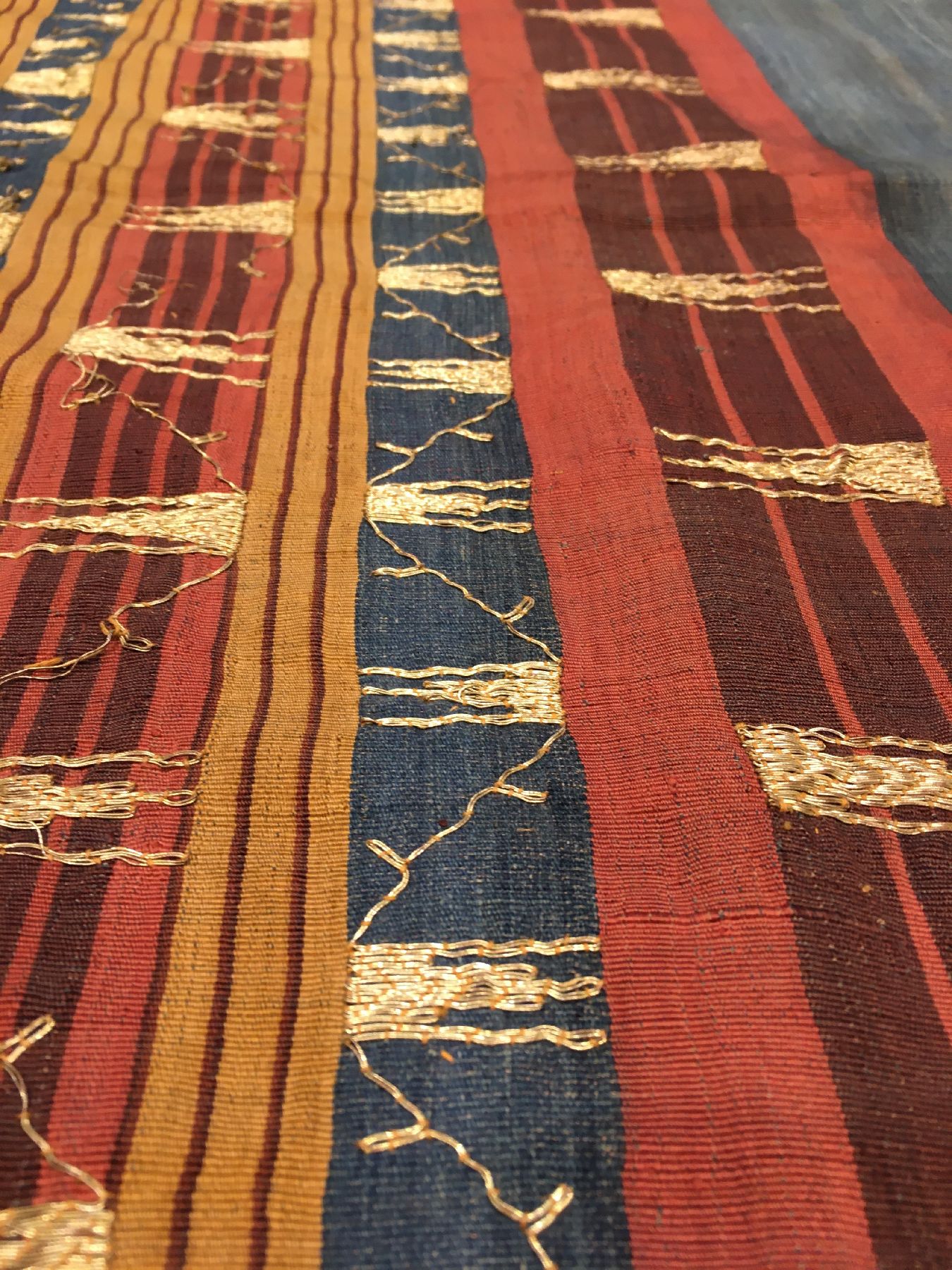 Detail d: Indonesisches "Zeremonial-Textil" (Metallbroschiert) antik, Indonesien, 19.Jhd., Metallstickerei auf Seiden-Baumwollgewebe. Seltenes ...