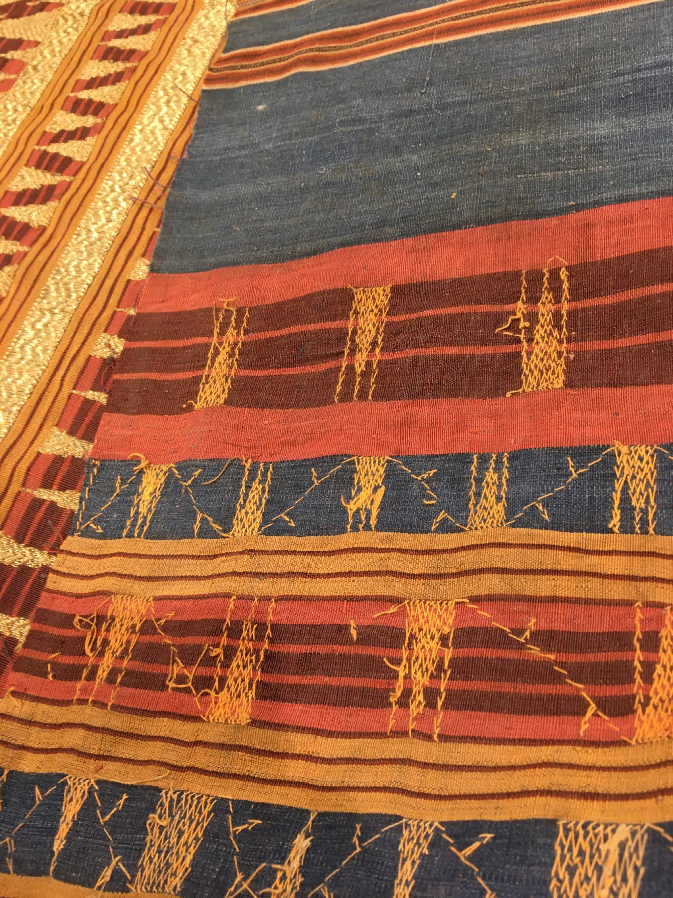 Detail h: Indonesisches "Zeremonial-Textil" (Metallbroschiert) antik, Indonesien, 19.Jhd., Metallstickerei auf Seiden-Baumwollgewebe. Seltenes ...