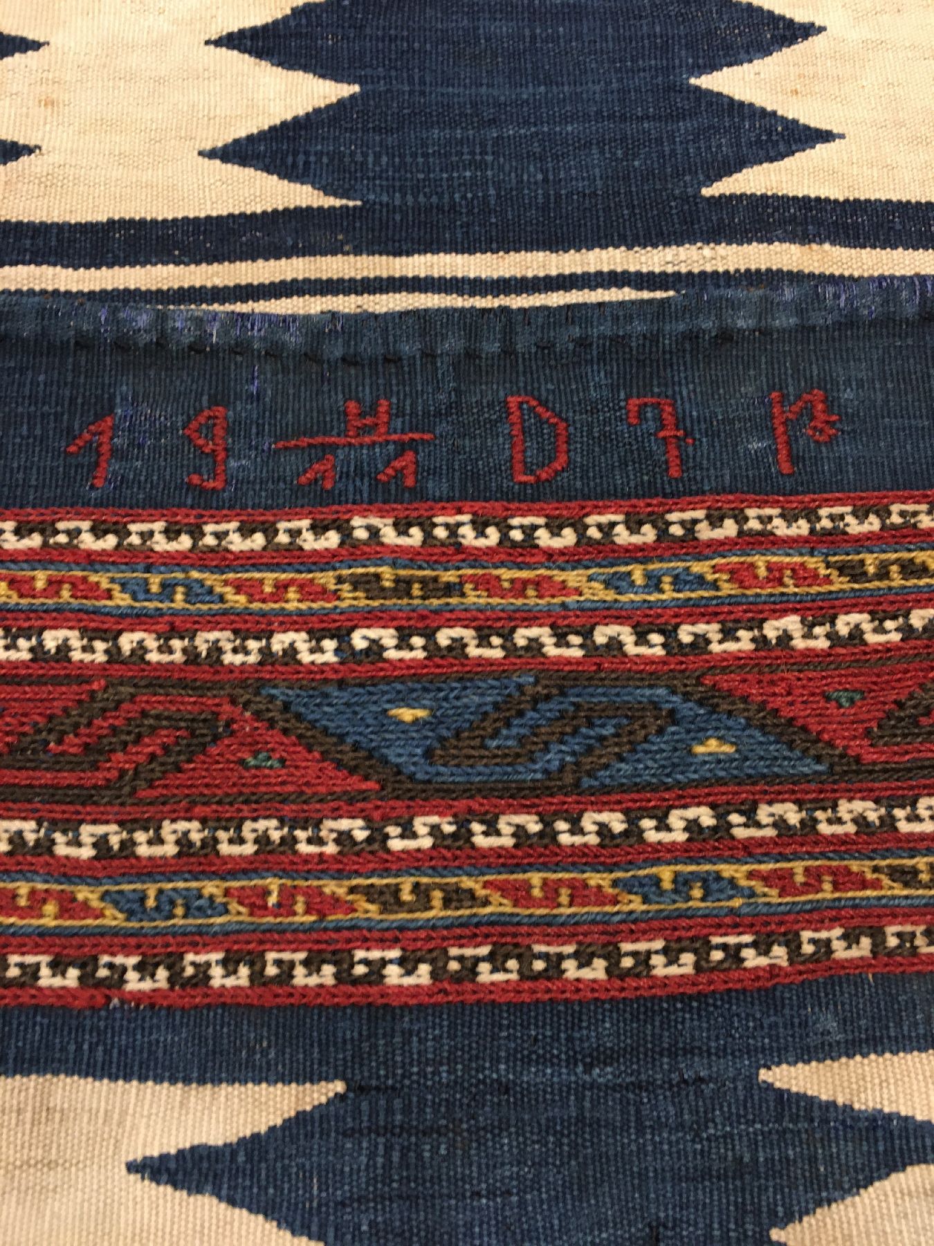 Detail c: Sehr feine Azeri "Khordjin" antik, Südkaukasus Azerbaijan, Datiert 1911, indigoblaue Wolle und weiße Baumwolle gewebt auf Wolle/mit ...