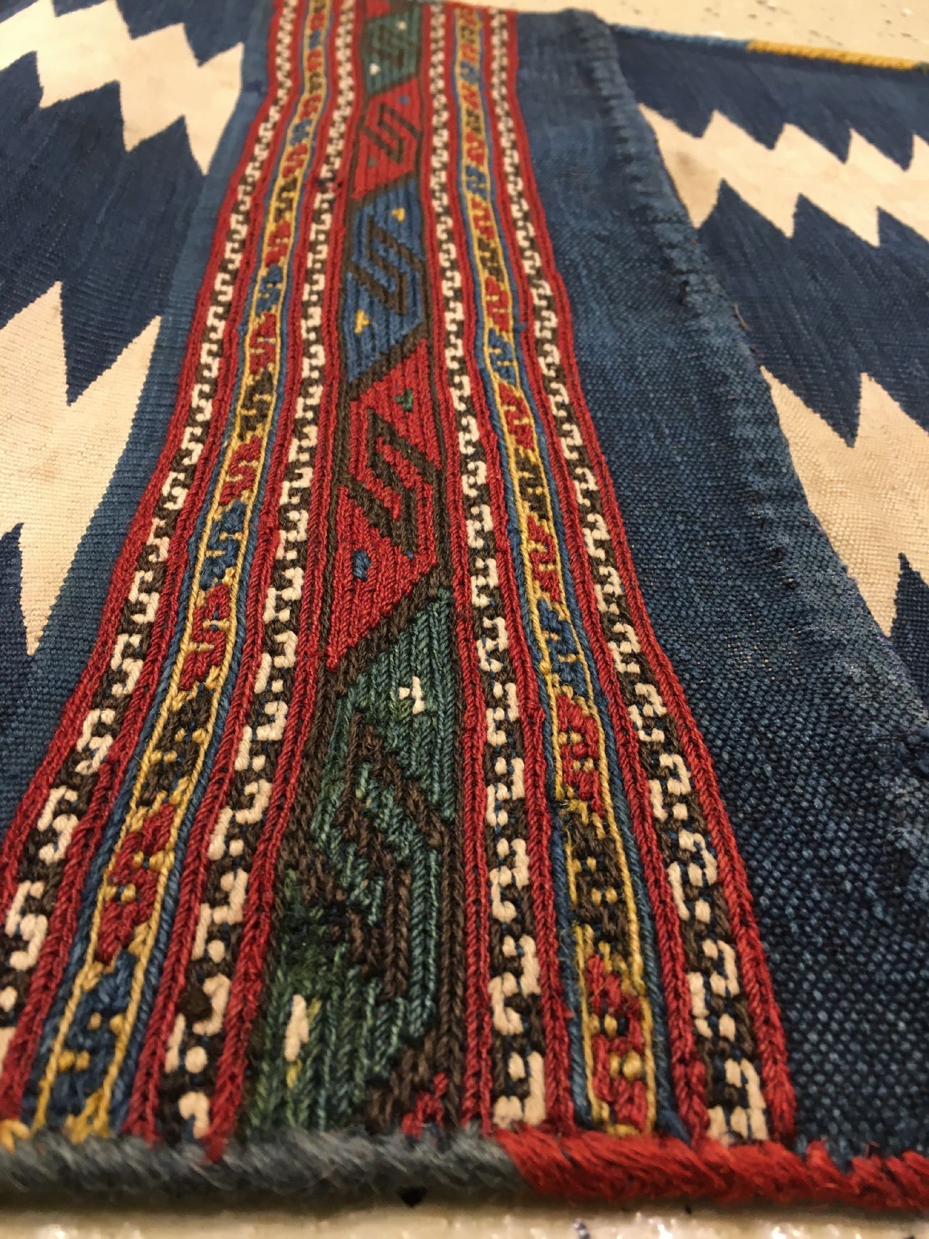 Detail d: Sehr feine Azeri "Khordjin" antik, Südkaukasus Azerbaijan, Datiert 1911, indigoblaue Wolle und weiße Baumwolle gewebt auf Wolle/mit ...