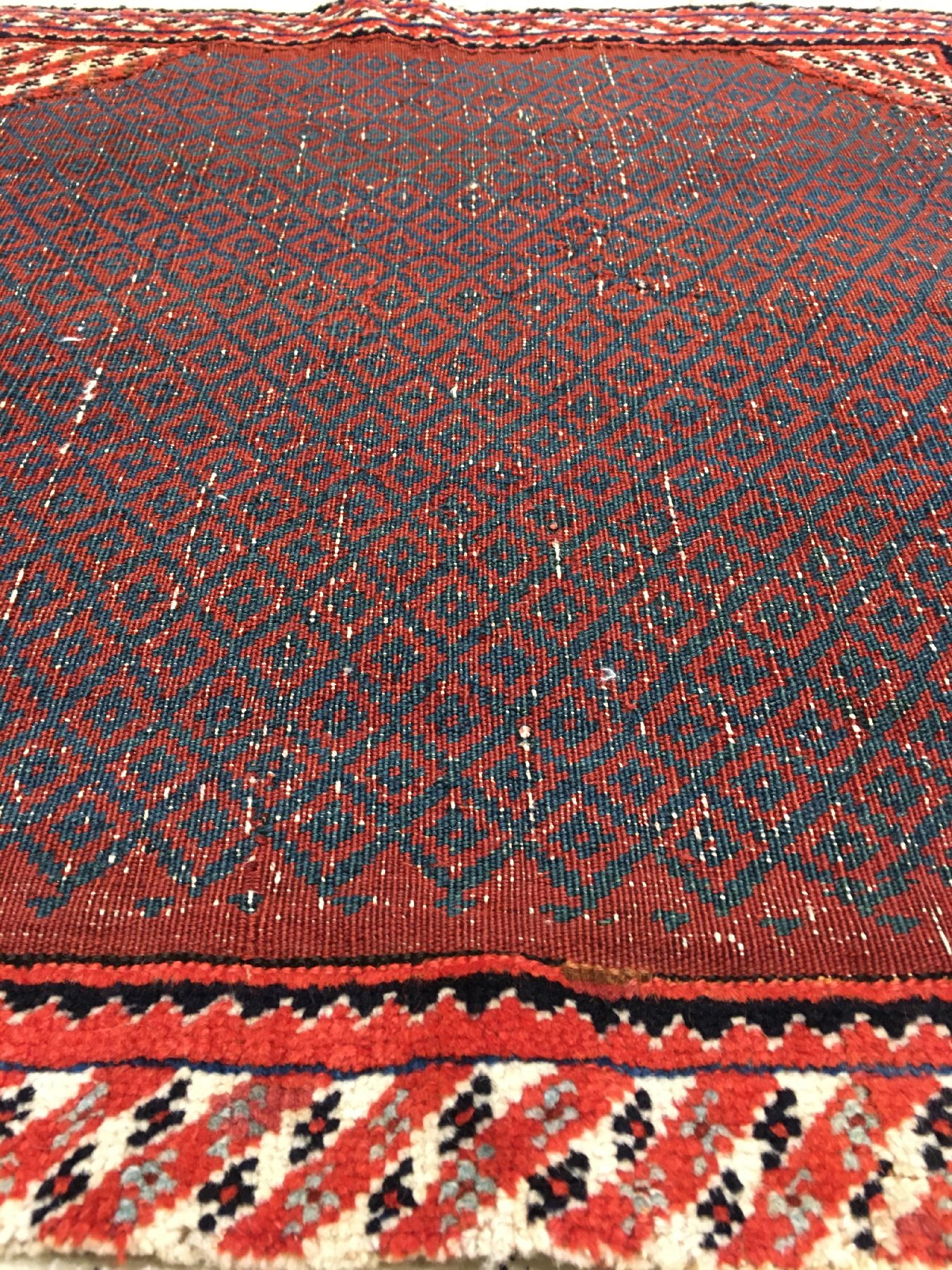 Detail b: Seltene Afschar "Sofreh" antik, Südpersien, 19.Jhd., Wolle geknüpft und gewebt auf Wolle. Kleine Sofreh aus Südpersien mit gewebten ...