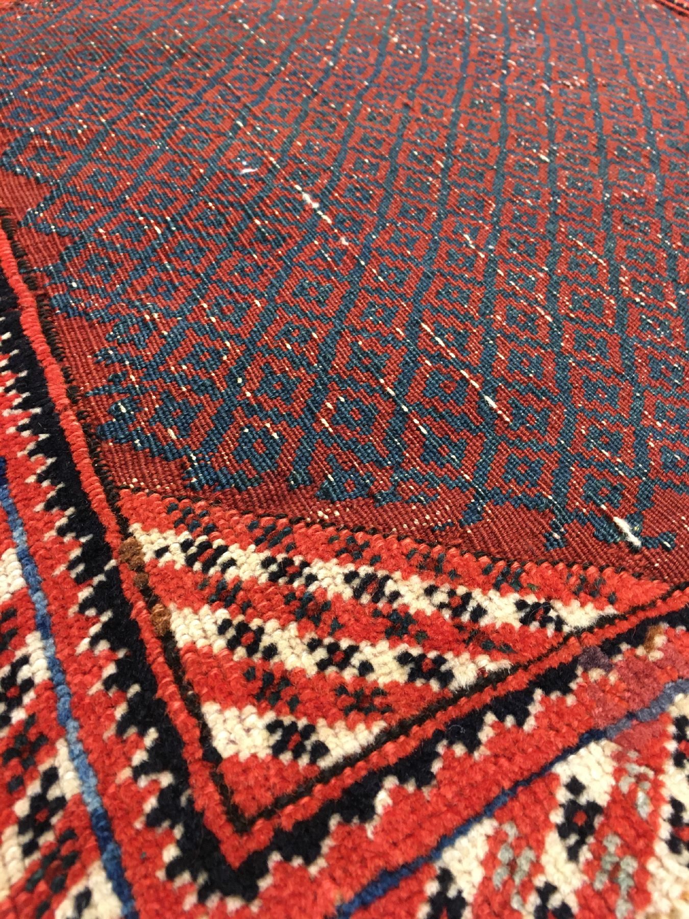 Detail c: Seltene Afschar "Sofreh" antik, Südpersien, 19.Jhd., Wolle geknüpft und gewebt auf Wolle. Kleine Sofreh aus Südpersien mit gewebten ...
