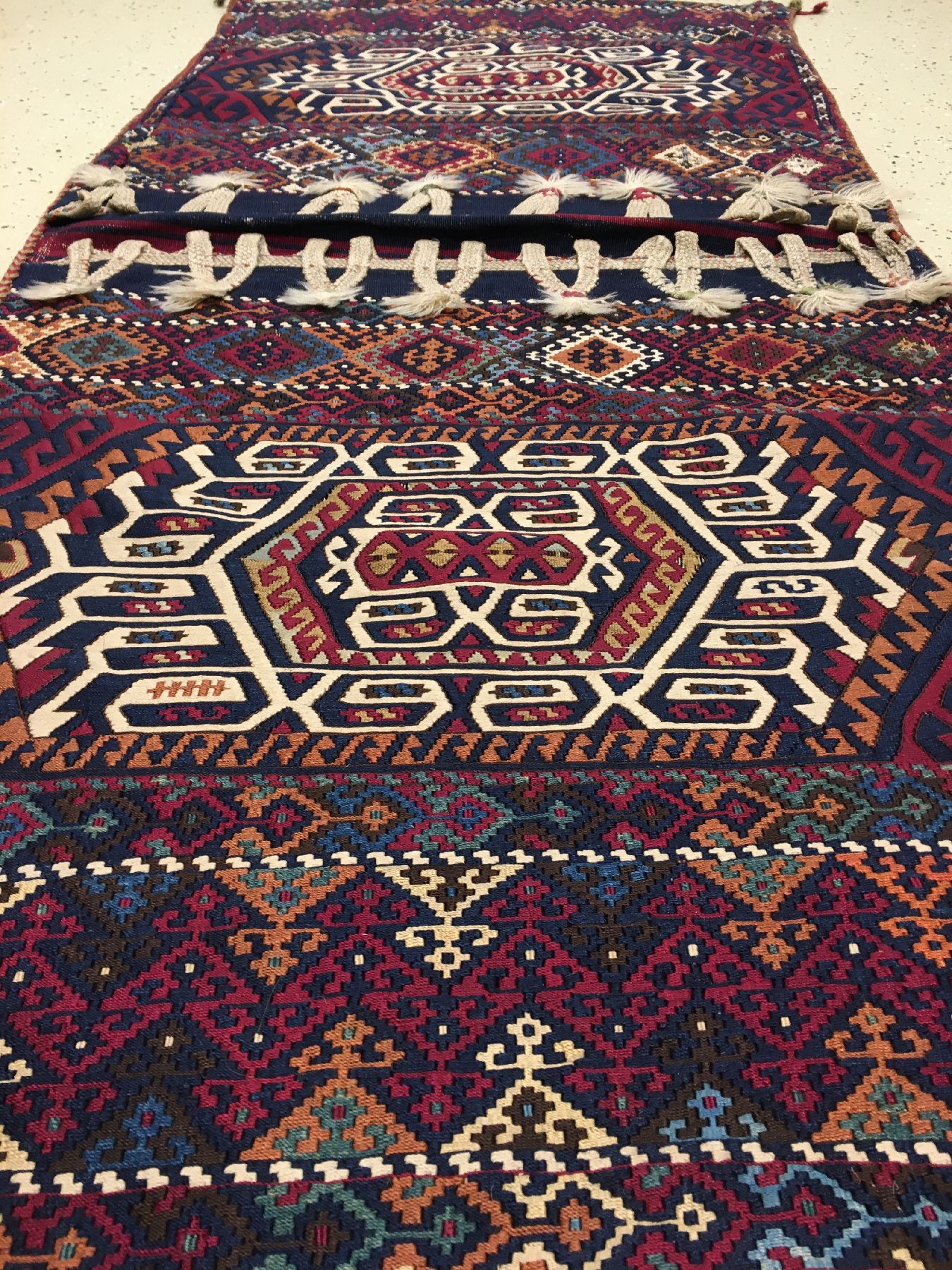 Detail b: Feiner Malatya-Kelim "Heybe" antik (Mit Metall-Highlights), Ostanatolien, 19.Jhd., Wolle mit weißen Baumwoll und Metall-Highlights gewebt ...