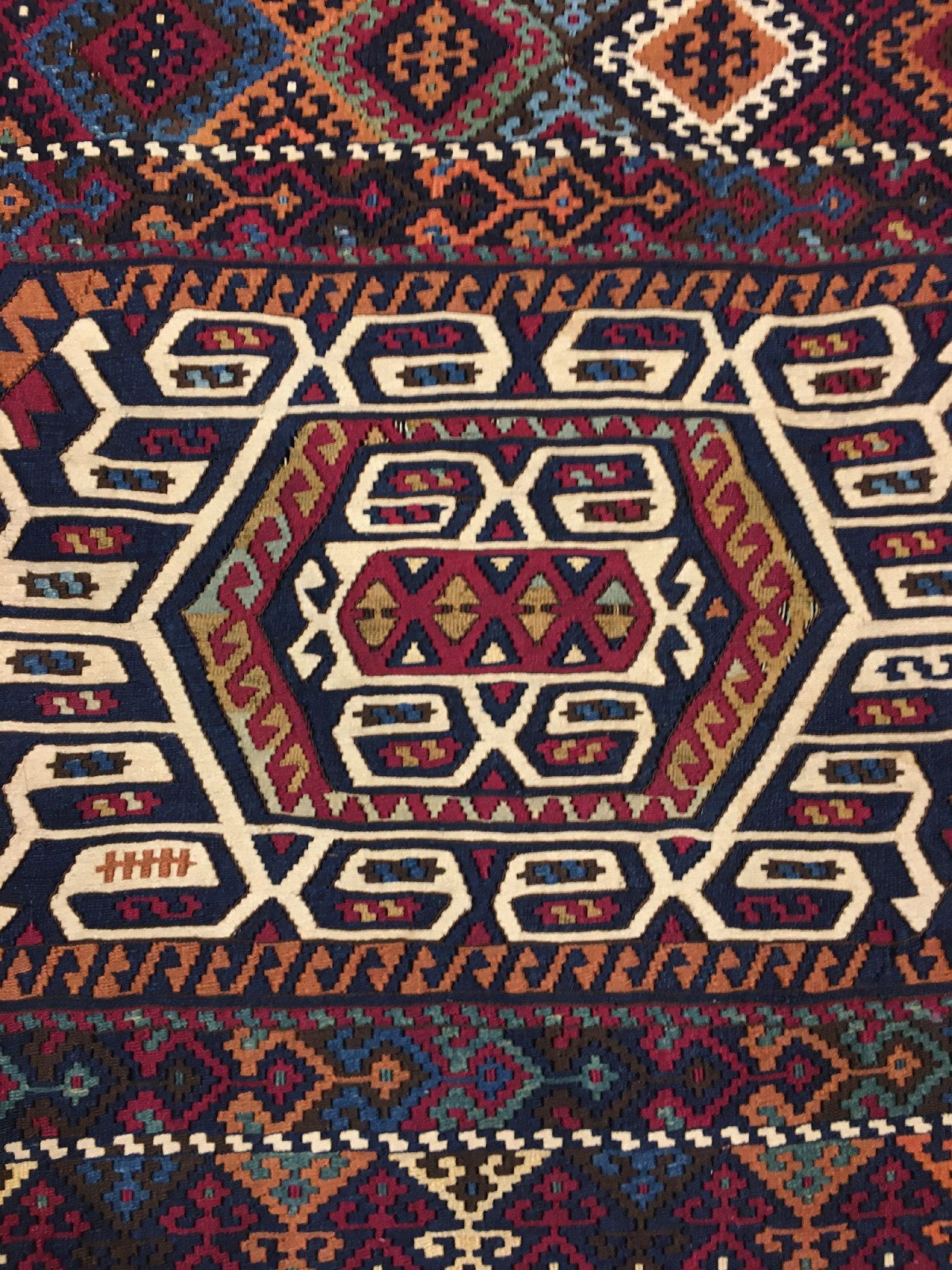 Detail c: Feiner Malatya-Kelim "Heybe" antik (Mit Metall-Highlights), Ostanatolien, 19.Jhd., Wolle mit weißen Baumwoll und Metall-Highlights gewebt ...