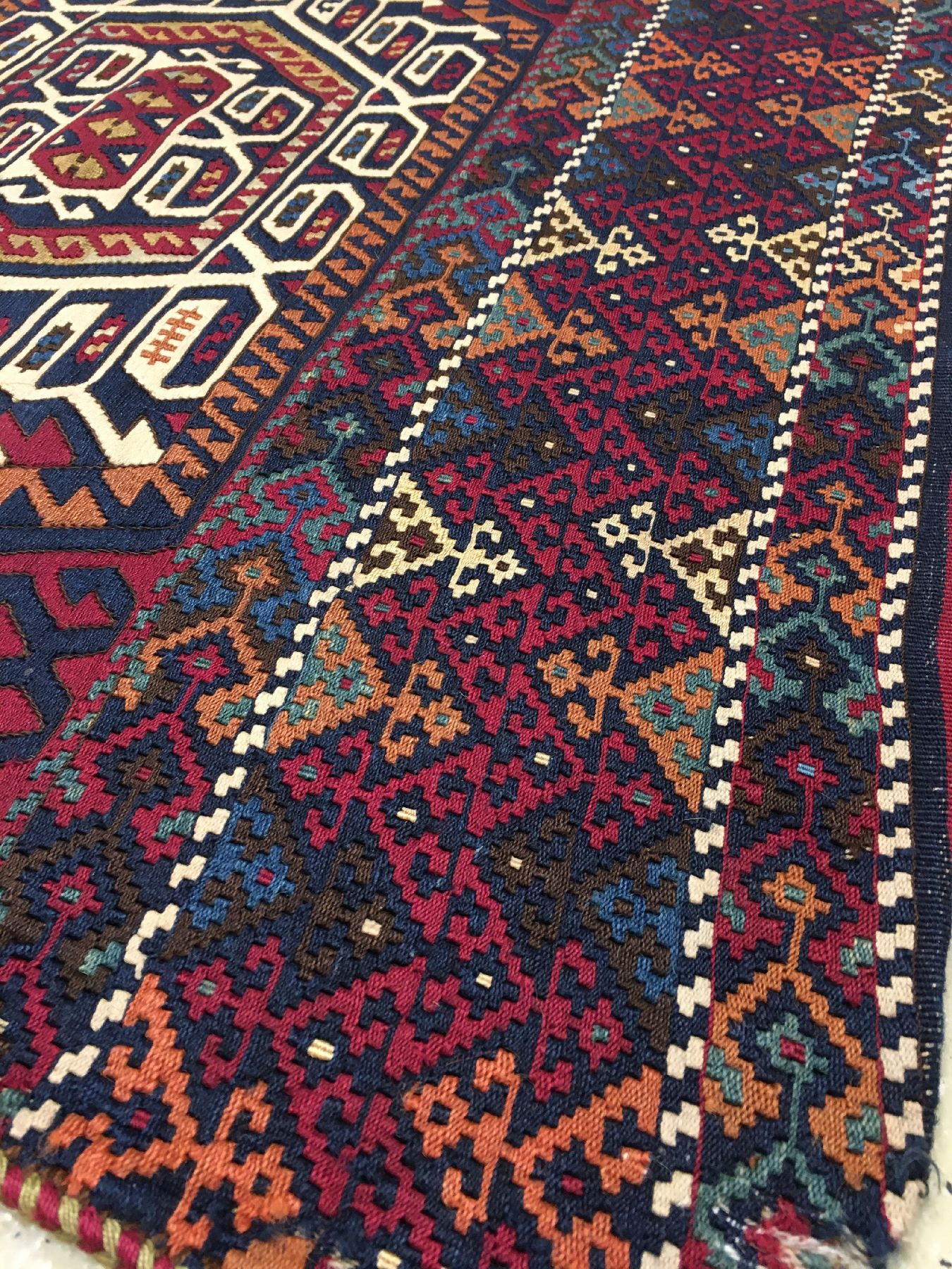 Detail d: Feiner Malatya-Kelim "Heybe" antik (Mit Metall-Highlights), Ostanatolien, 19.Jhd., Wolle mit weißen Baumwoll und Metall-Highlights gewebt ...
