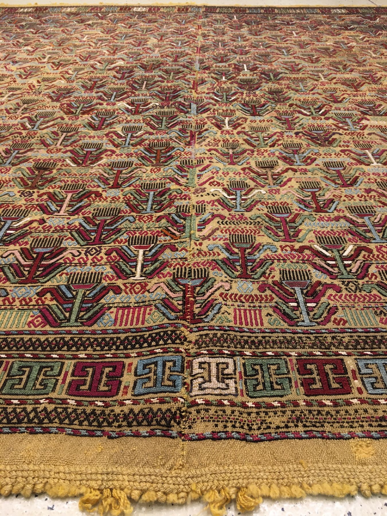 Detail b: Gelbgrundige feine Azeri "Verneh" antik, Südkaukasus Azerbaijan, 19.Jhd., Wolle mit weißen Baumwoll-Highlights gewebt auf Wolle. ...