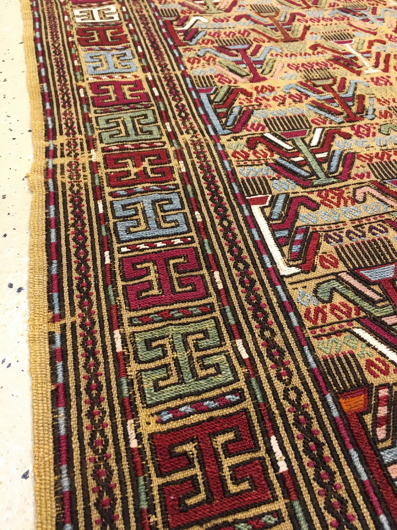 Detail f: Gelbgrundige feine Azeri "Verneh" antik, Südkaukasus Azerbaijan, 19.Jhd., Wolle mit weißen Baumwoll-Highlights gewebt auf Wolle. ...