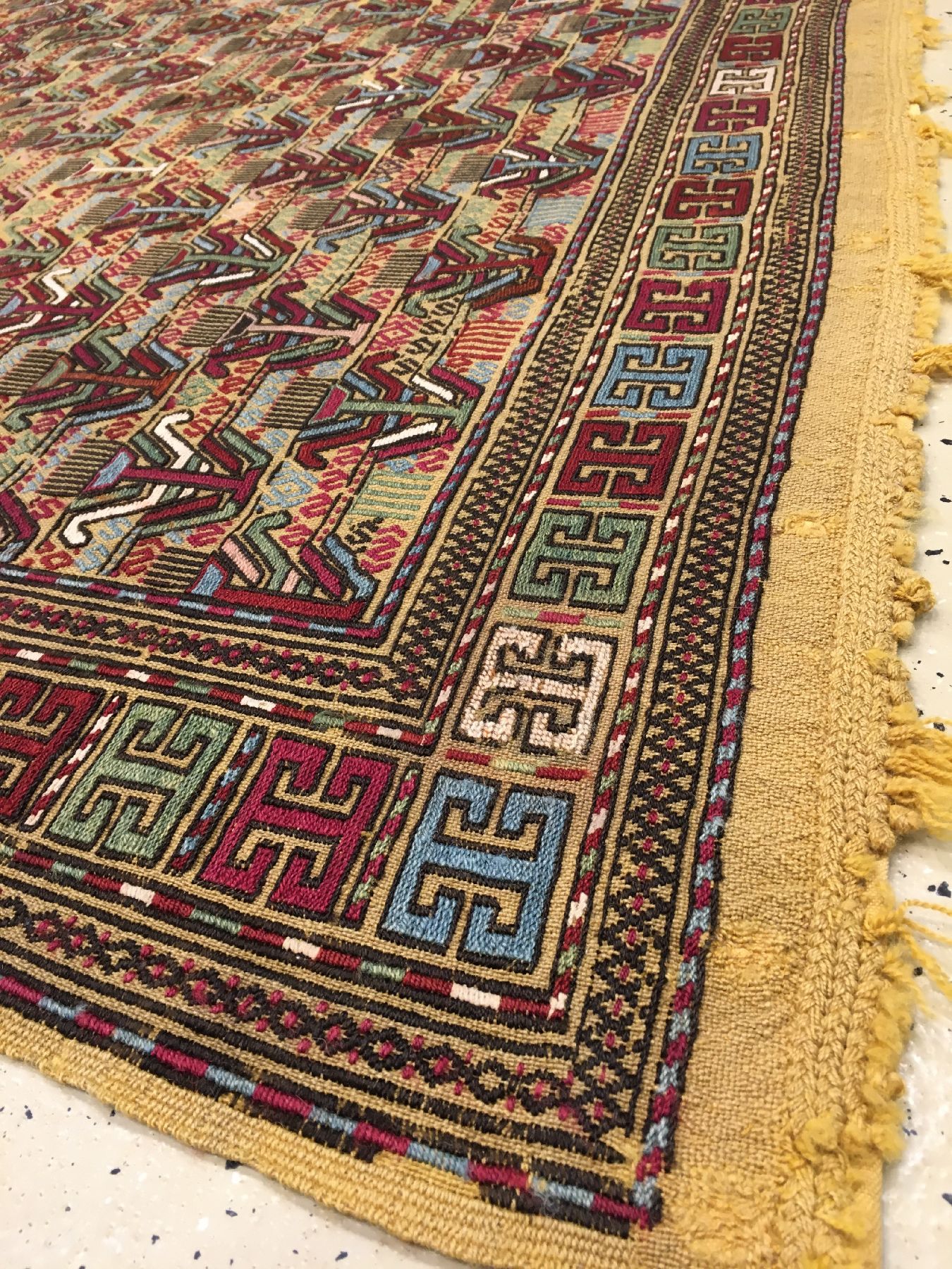 Detail g: Gelbgrundige feine Azeri "Verneh" antik, Südkaukasus Azerbaijan, 19.Jhd., Wolle mit weißen Baumwoll-Highlights gewebt auf Wolle. ...