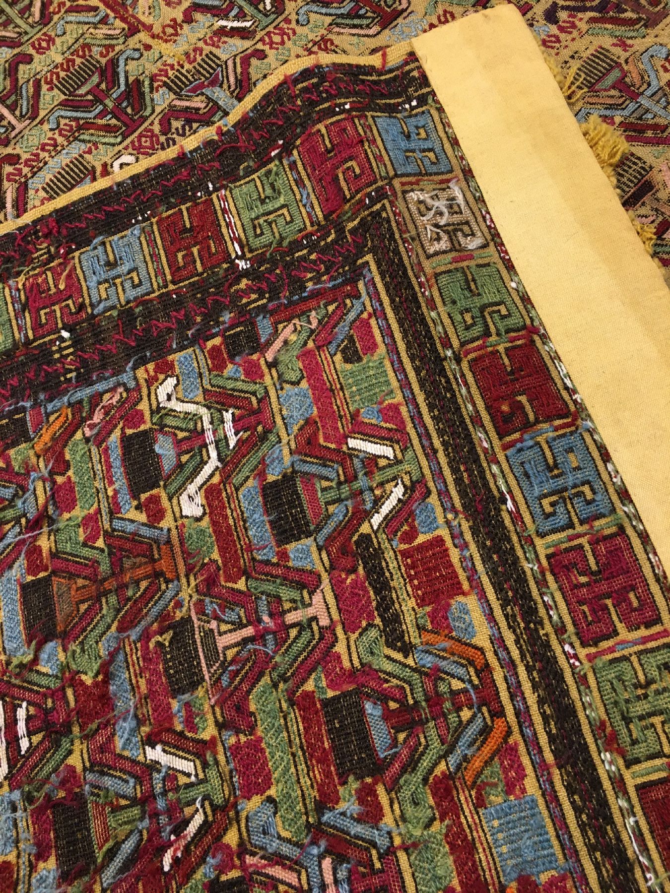 Detail h: Gelbgrundige feine Azeri "Verneh" antik, Südkaukasus Azerbaijan, 19.Jhd., Wolle mit weißen Baumwoll-Highlights gewebt auf Wolle. ...