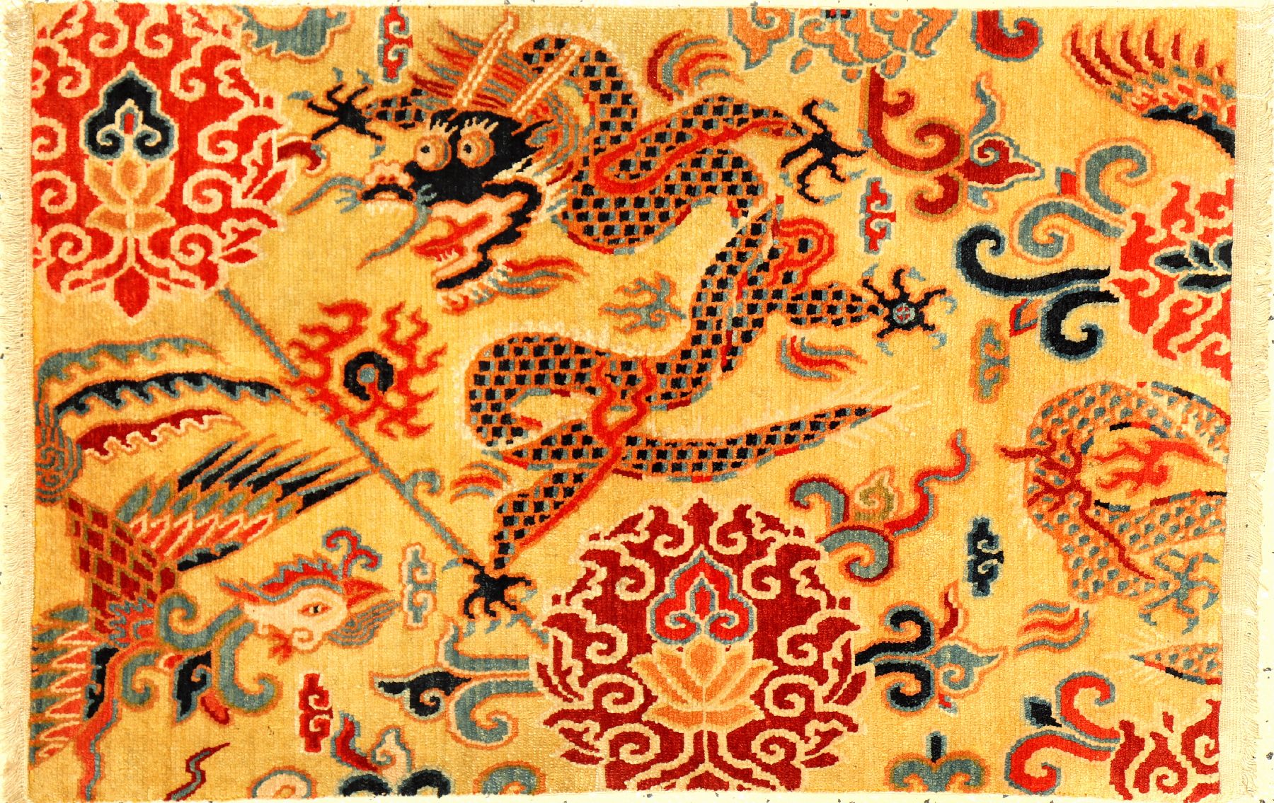 Sehr feine gelbgrundige Schigatse "Jabuye" alt (Drachen, Phönyx & Lotus), Südtibet, um 1920, Wolle geknüpft auf Wolle. Bemerkenswert ...