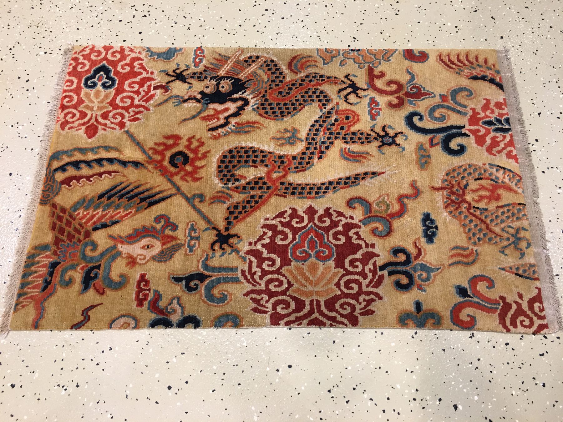 Detail a: Sehr feine gelbgrundige Schigatse "Jabuye" alt (Drachen, Phönyx & Lotus), Südtibet, um 1920, Wolle geknüpft auf Wolle. Bemerkenswert ...