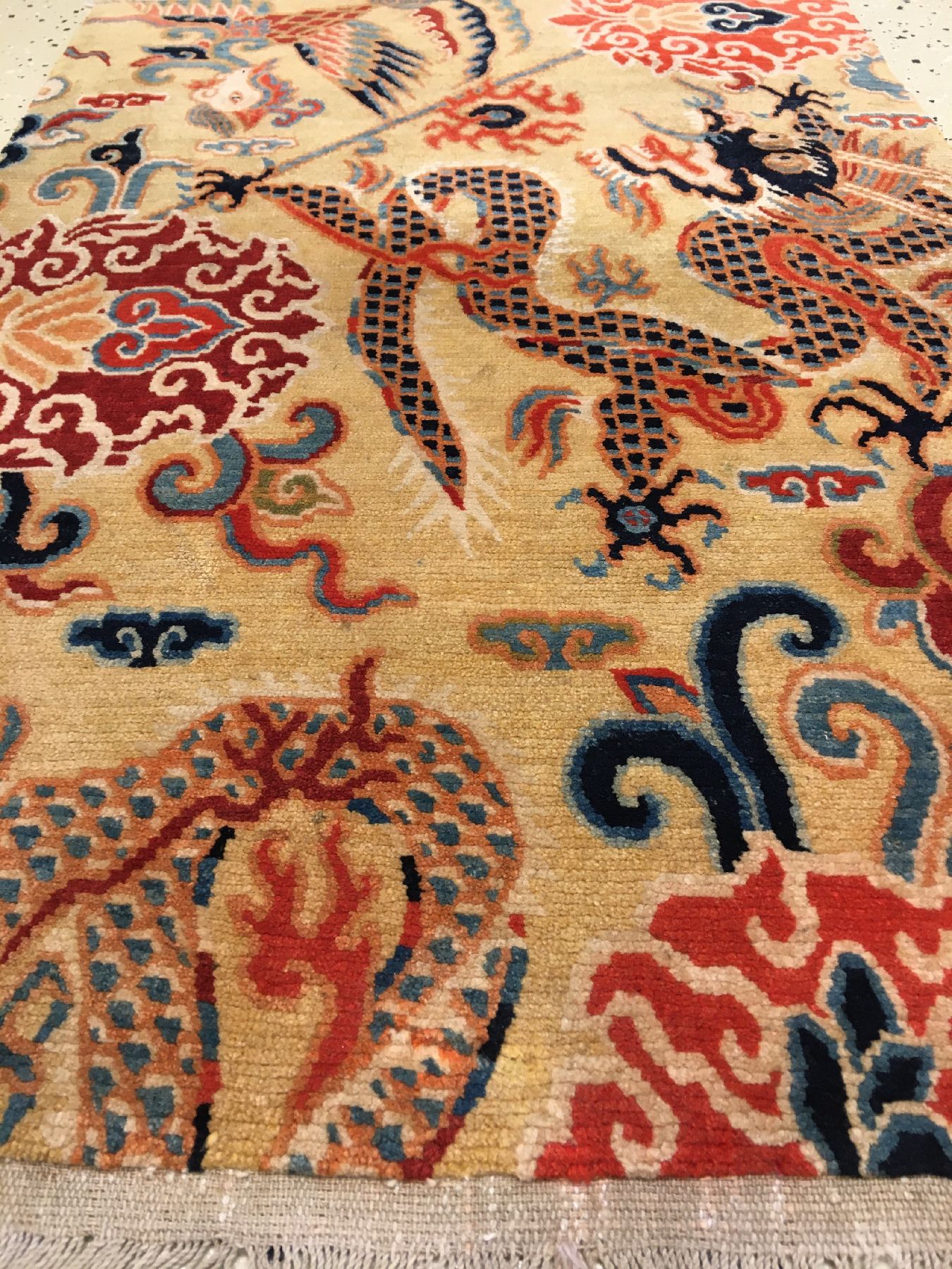 Detail b: Sehr feine gelbgrundige Schigatse "Jabuye" alt (Drachen, Phönyx & Lotus), Südtibet, um 1920, Wolle geknüpft auf Wolle. Bemerkenswert ...