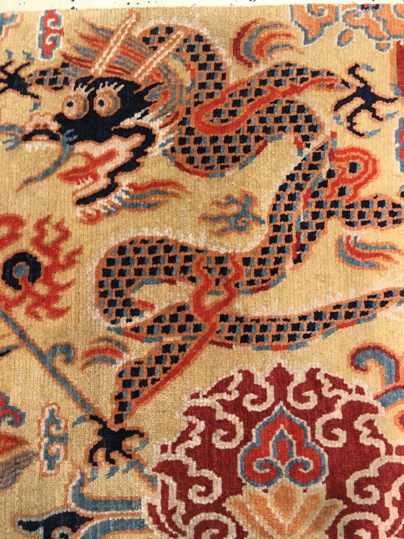 Detail c: Sehr feine gelbgrundige Schigatse "Jabuye" alt (Drachen, Phönyx & Lotus), Südtibet, um 1920, Wolle geknüpft auf Wolle. Bemerkenswert ...