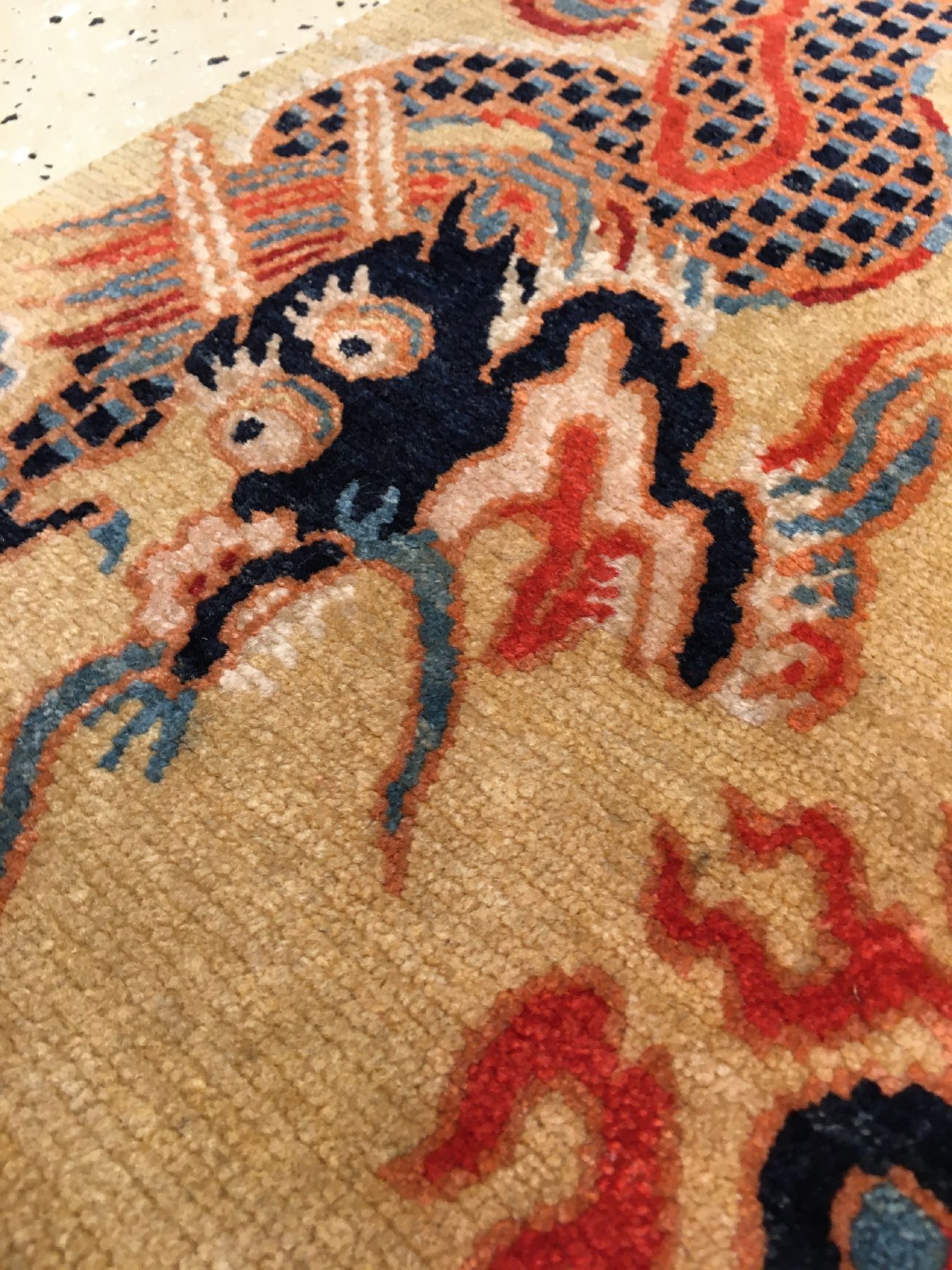 Detail d: Sehr feine gelbgrundige Schigatse "Jabuye" alt (Drachen, Phönyx & Lotus), Südtibet, um 1920, Wolle geknüpft auf Wolle. Bemerkenswert ...
