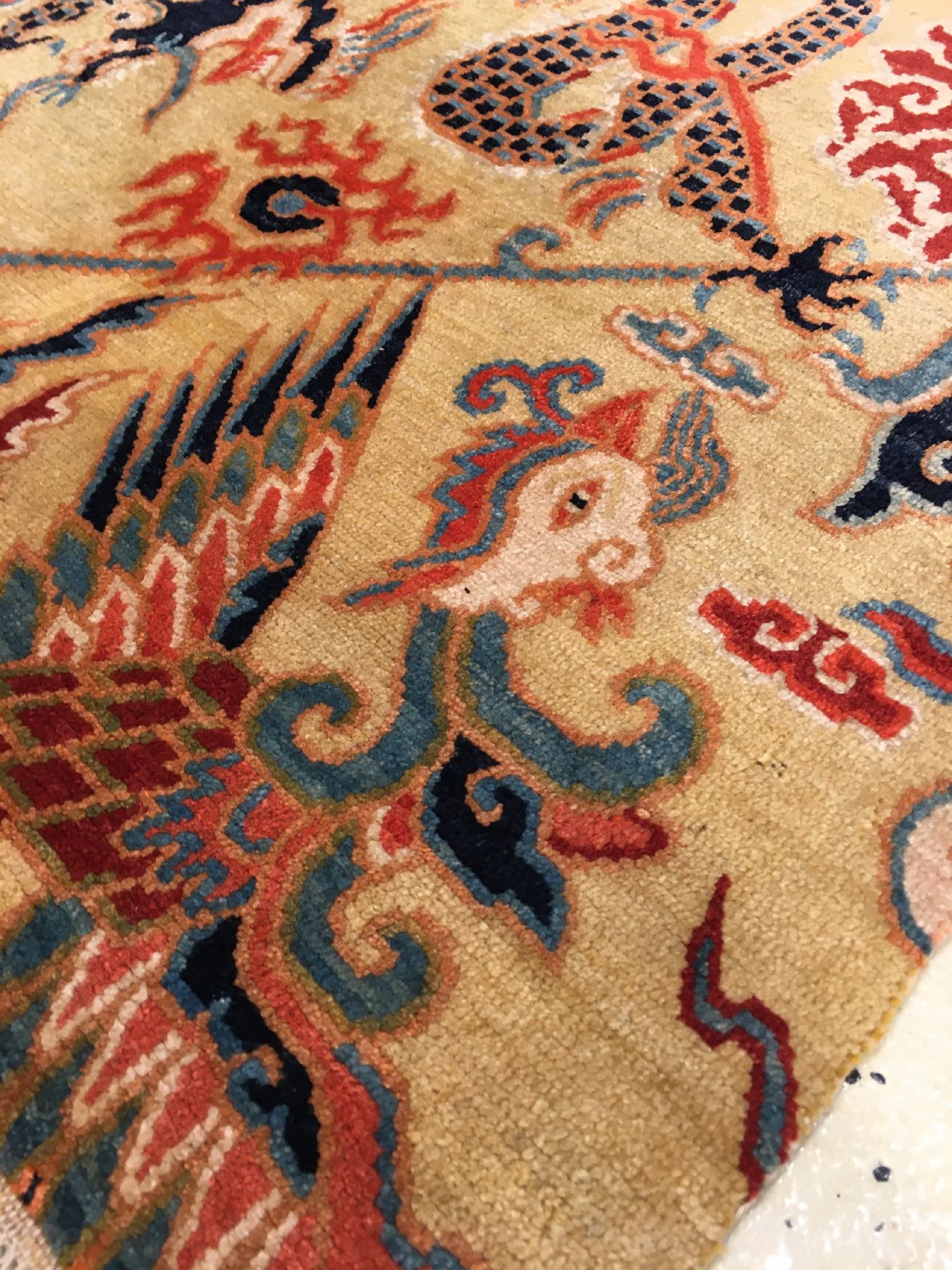 Detail e: Sehr feine gelbgrundige Schigatse "Jabuye" alt (Drachen, Phönyx & Lotus), Südtibet, um 1920, Wolle geknüpft auf Wolle. Bemerkenswert ...
