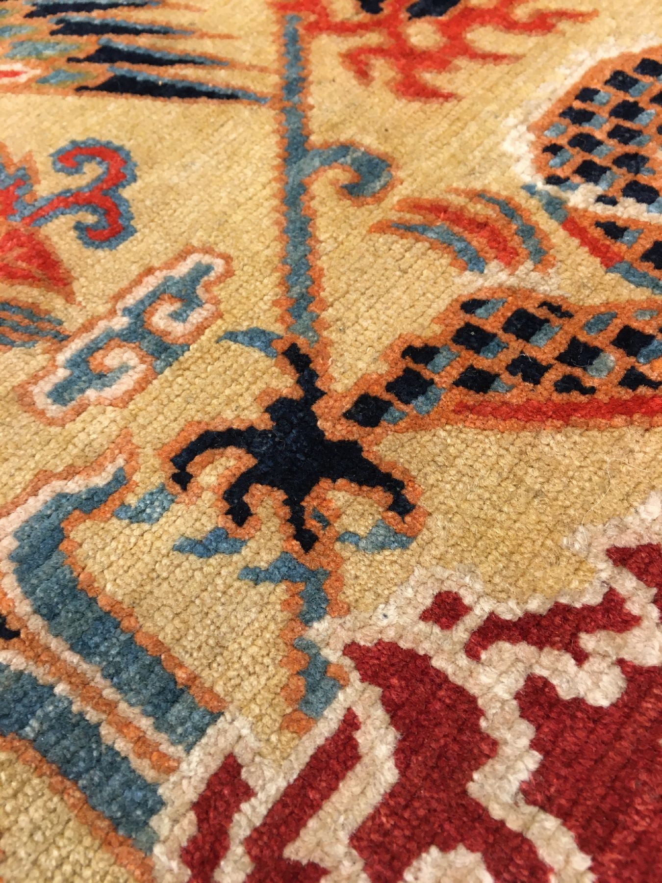 Detail f: Sehr feine gelbgrundige Schigatse "Jabuye" alt (Drachen, Phönyx & Lotus), Südtibet, um 1920, Wolle geknüpft auf Wolle. Bemerkenswert ...