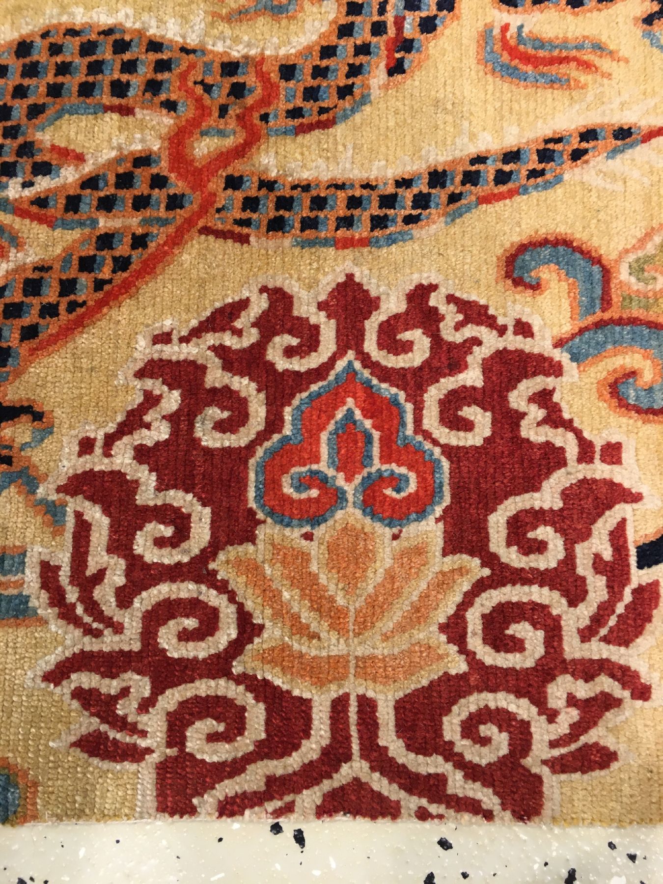 Detail g: Sehr feine gelbgrundige Schigatse "Jabuye" alt (Drachen, Phönyx & Lotus), Südtibet, um 1920, Wolle geknüpft auf Wolle. Bemerkenswert ...