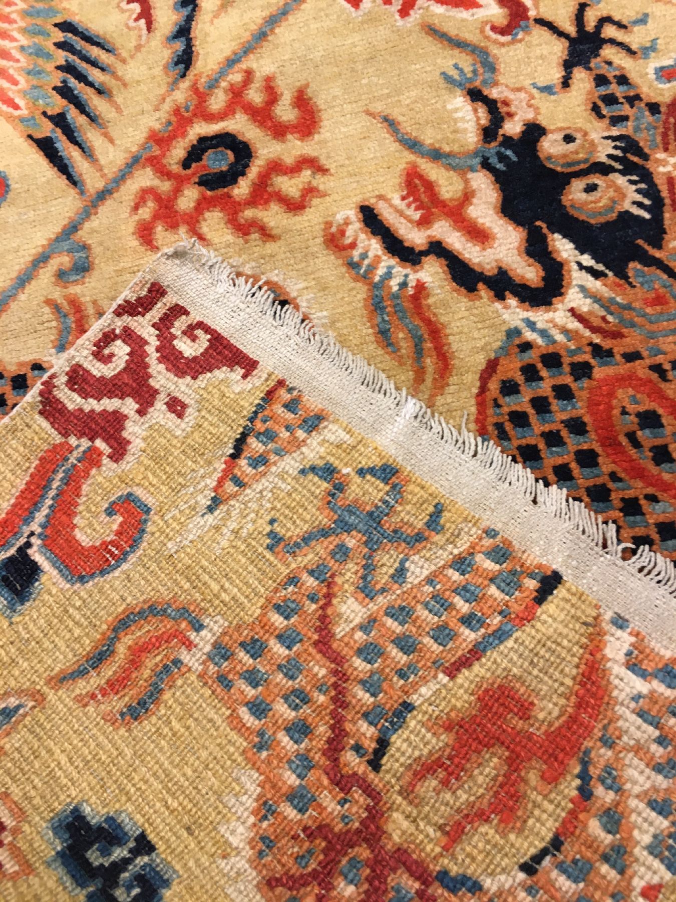 Detail h: Sehr feine gelbgrundige Schigatse "Jabuye" alt (Drachen, Phönyx & Lotus), Südtibet, um 1920, Wolle geknüpft auf Wolle. Bemerkenswert ...