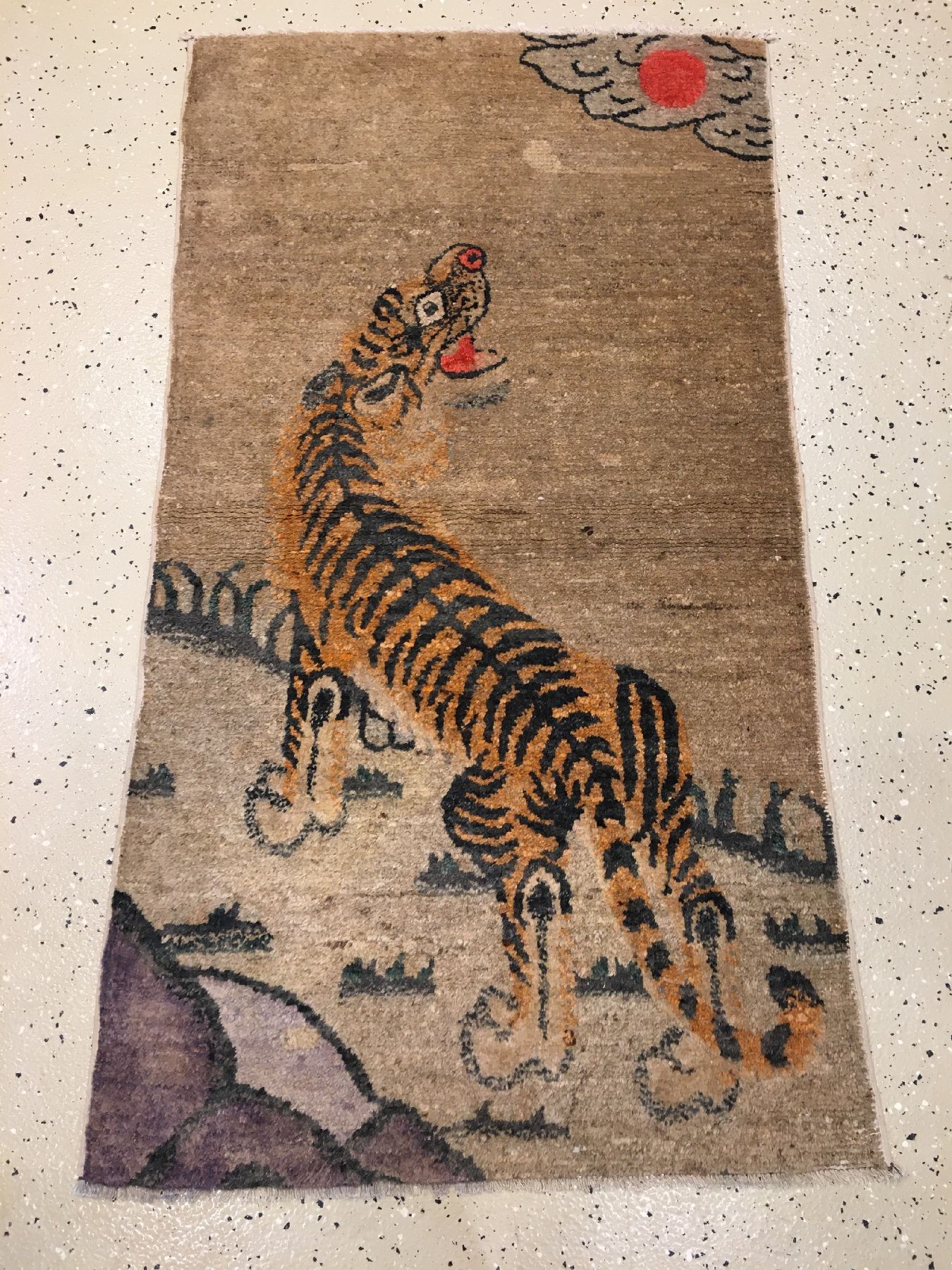 Detail a: Pao Tao antik (Tiger & Rote Sonne), Nordostchina, Ende 19.Jhd., Wolle geknüpft auf Baumwolle. Der Tiger steht für Kraft und Stärke, die Sonne ...