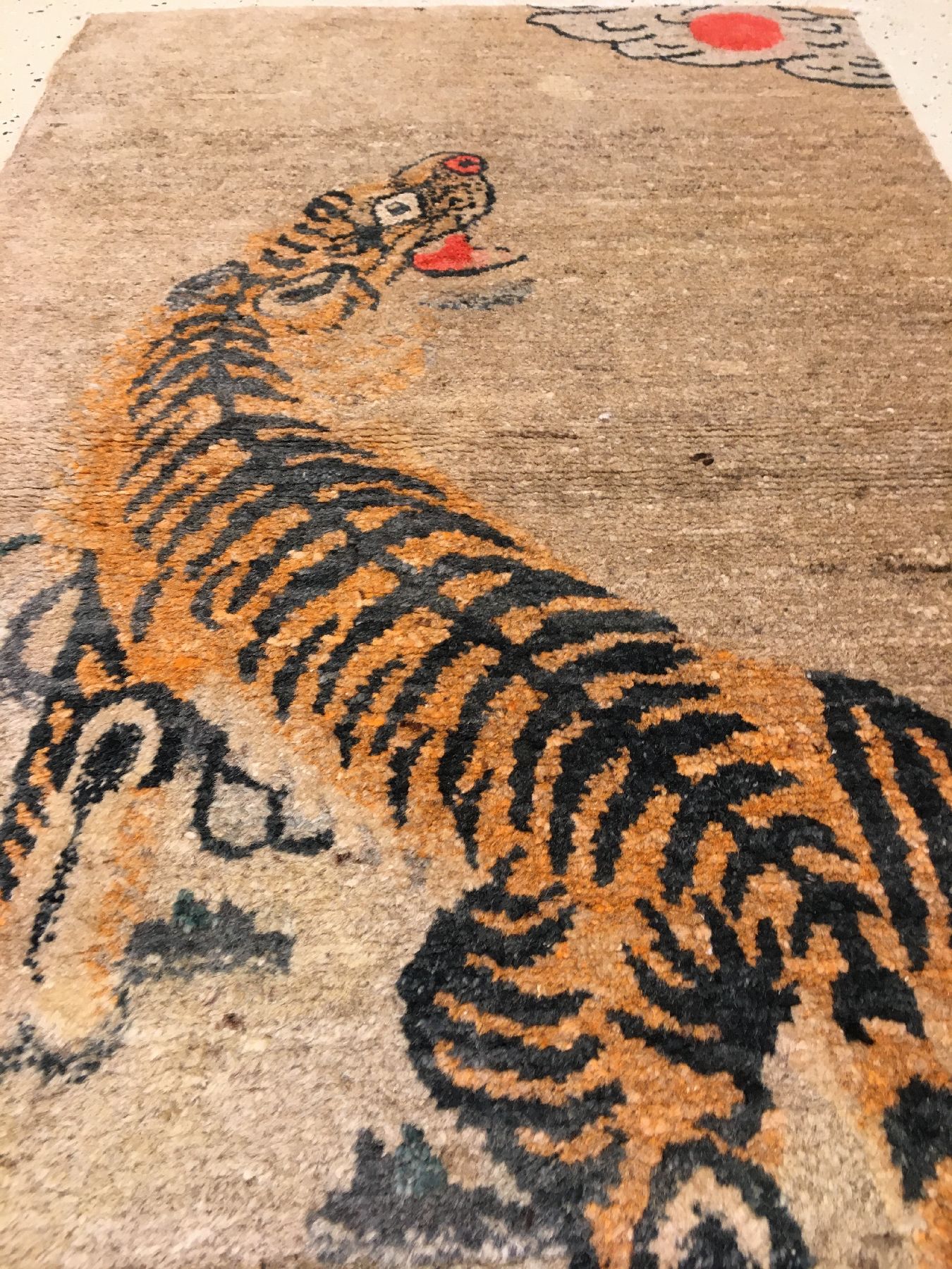 Detail b: Pao Tao antik (Tiger & Rote Sonne), Nordostchina, Ende 19.Jhd., Wolle geknüpft auf Baumwolle. Der Tiger steht für Kraft und Stärke, die Sonne ...