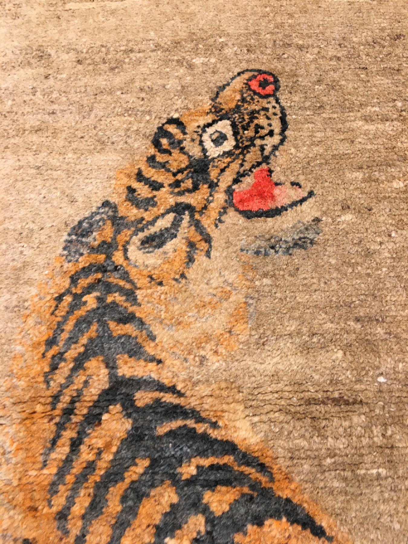 Detail c: Pao Tao antik (Tiger & Rote Sonne), Nordostchina, Ende 19.Jhd., Wolle geknüpft auf Baumwolle. Der Tiger steht für Kraft und Stärke, die Sonne ...