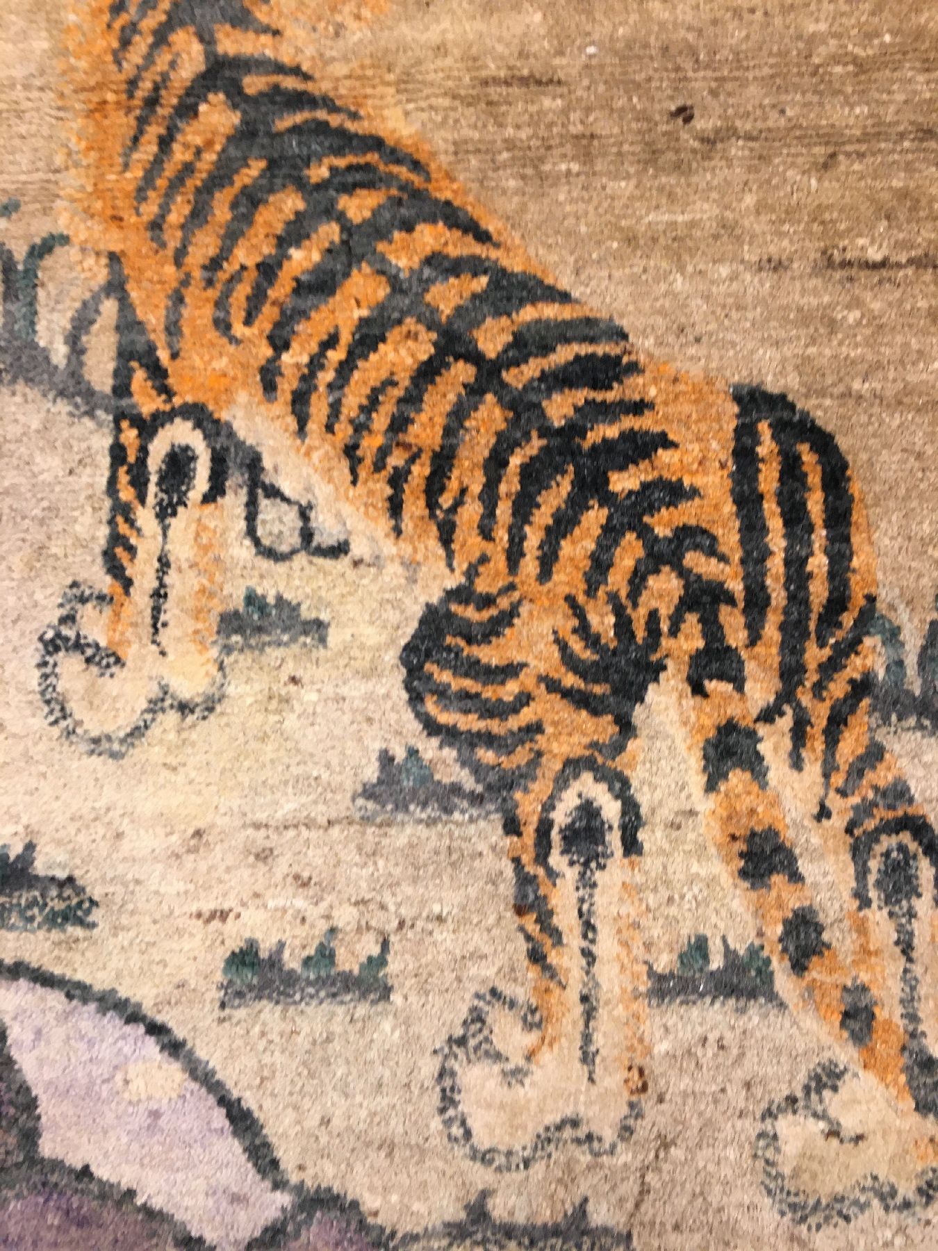Detail d: Pao Tao antik (Tiger & Rote Sonne), Nordostchina, Ende 19.Jhd., Wolle geknüpft auf Baumwolle. Der Tiger steht für Kraft und Stärke, die Sonne ...