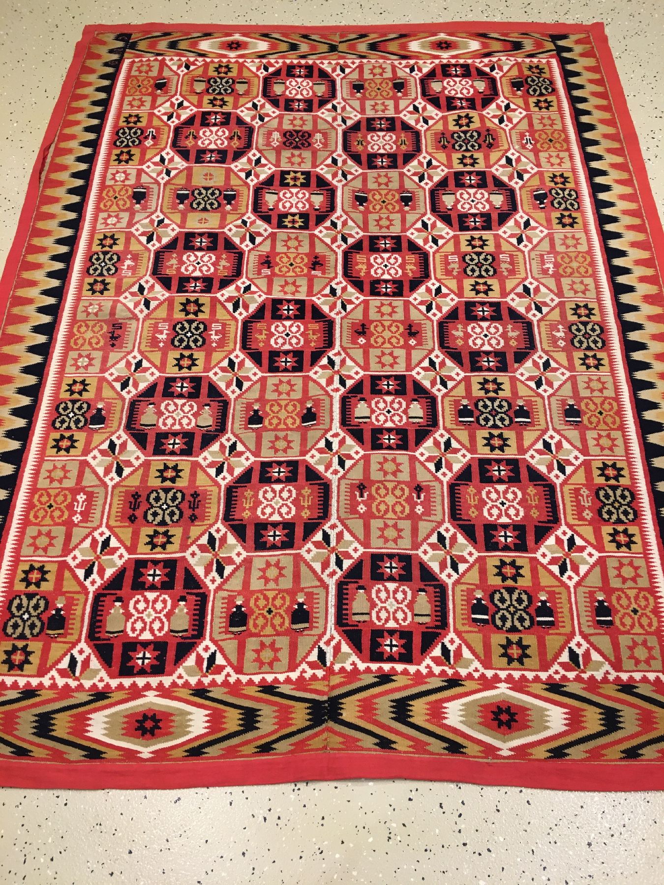 Detail a: Feine Rölakan Täcke antik (Signatur: C.N.D.), Südschweden Skäne-Gebiet, 19.Jhd., feine Wolle gewebt in Rölakan-Technik. Seltene Bettdecke für ...