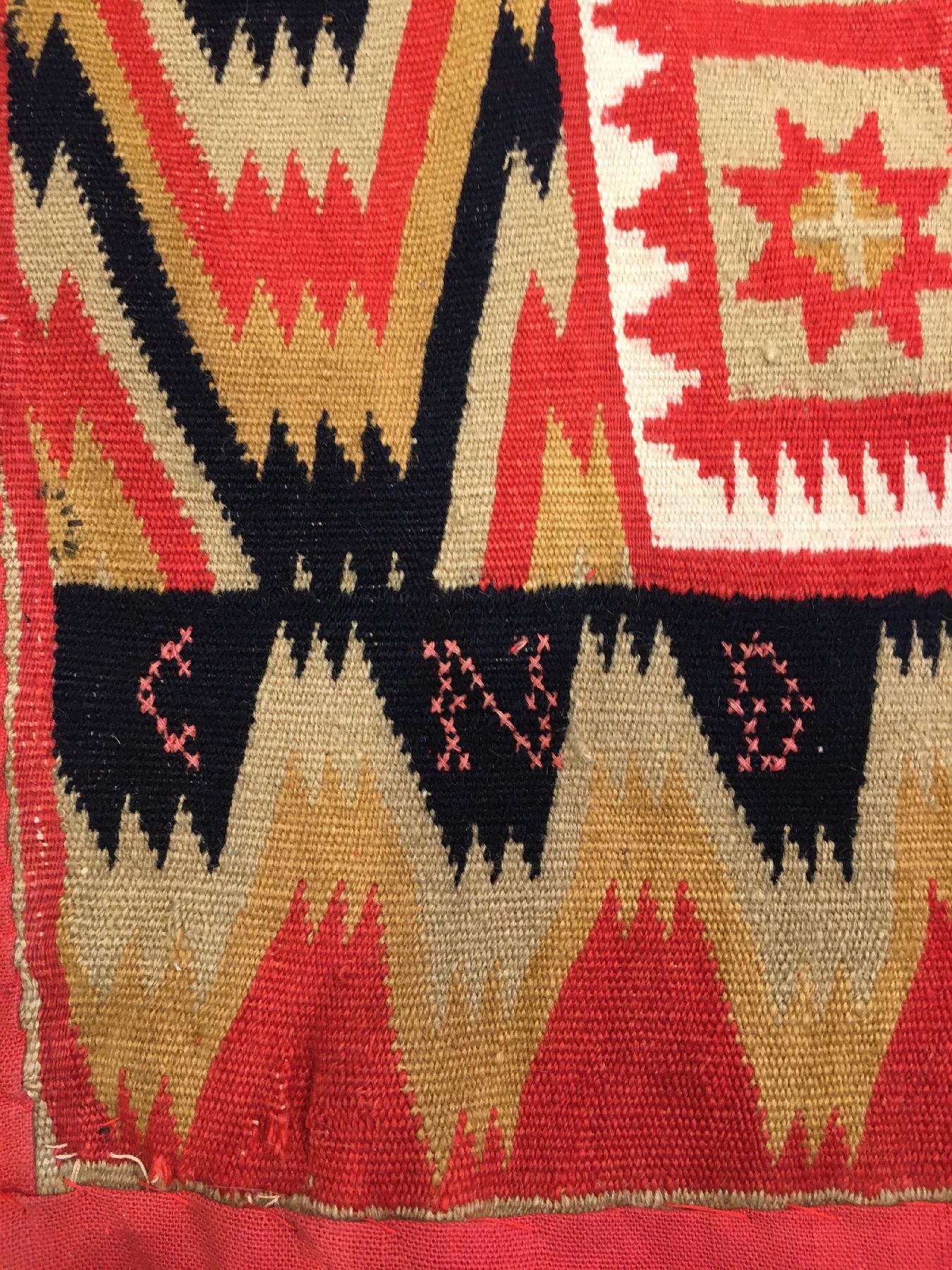 Detail c: Feine Rölakan Täcke antik (Signatur: C.N.D.), Südschweden Skäne-Gebiet, 19.Jhd., feine Wolle gewebt in Rölakan-Technik. Seltene Bettdecke für ...
