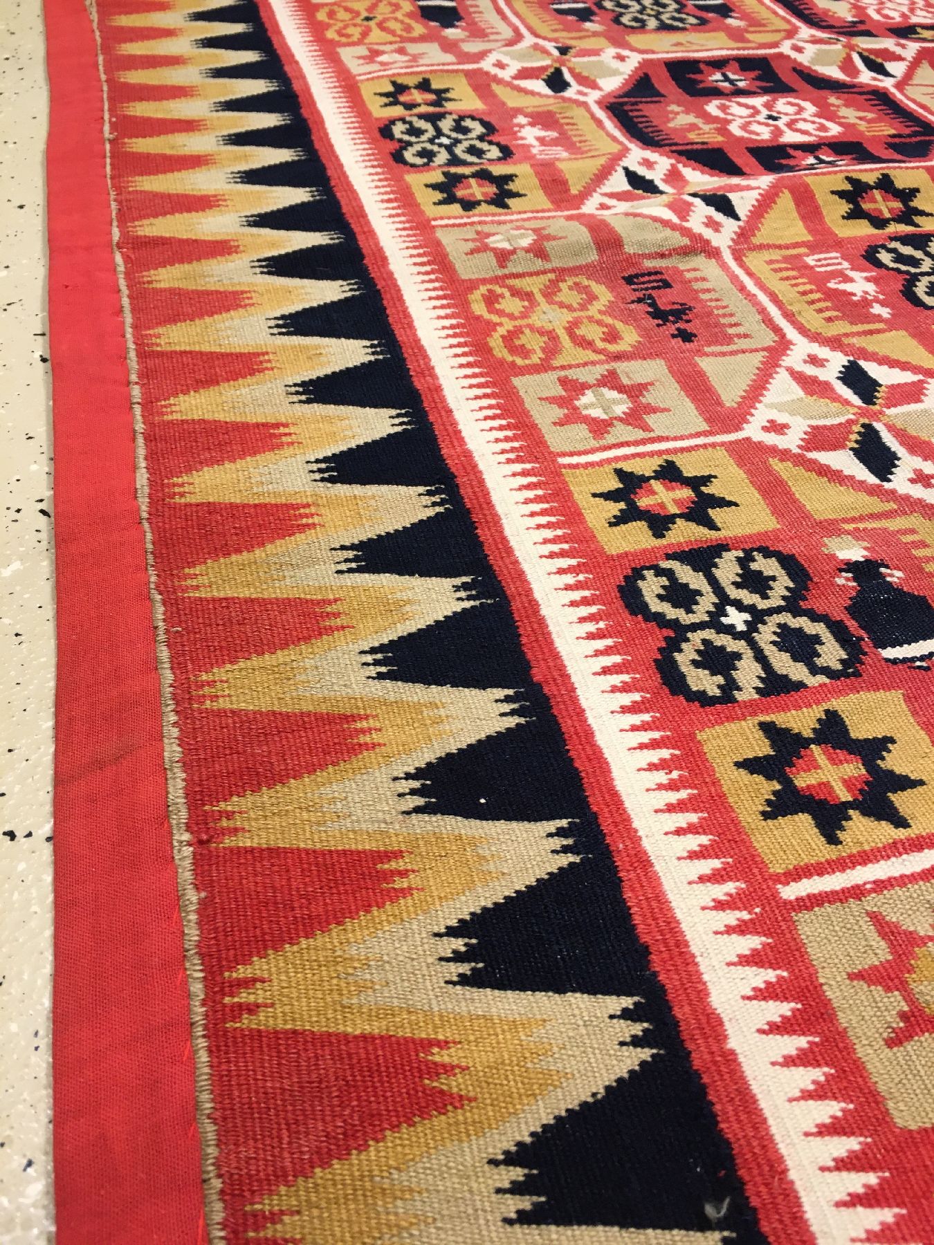 Detail g: Feine Rölakan Täcke antik (Signatur: C.N.D.), Südschweden Skäne-Gebiet, 19.Jhd., feine Wolle gewebt in Rölakan-Technik. Seltene Bettdecke für ...