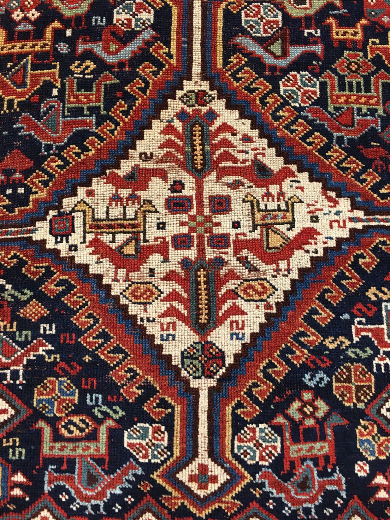 Detail d: Seltene Khamseh "Galerie" antik (Chicken-Typus), Südwestanatolien Fars-Gebiet, 19.Jhd., Wolle geknüpft auf Wolle. Khamseh Stammesteppich ...