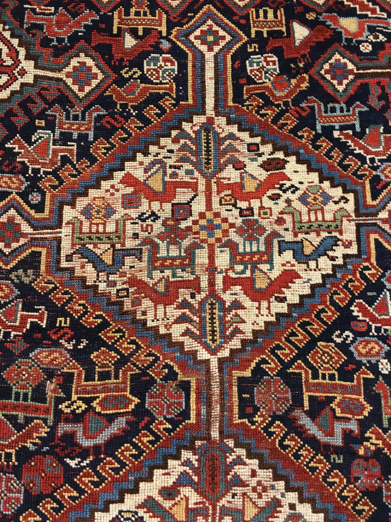 Detail e: Seltene Khamseh "Galerie" antik (Chicken-Typus), Südwestanatolien Fars-Gebiet, 19.Jhd., Wolle geknüpft auf Wolle. Khamseh Stammesteppich ...