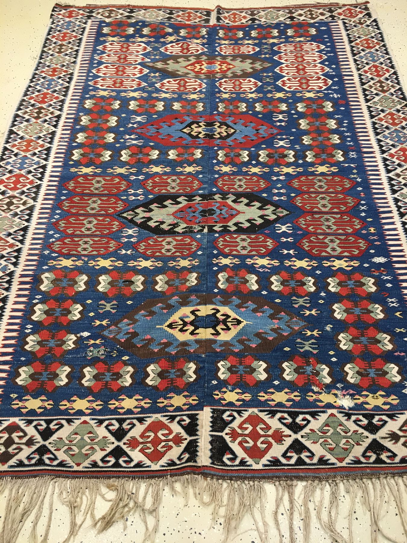 Detail a: Seltener Westanatolischer Kelim antik, Westanatolien Manisa-Gebiet, 19.Jhd., Wolle gewebt auf Wolle. Blaugrundiger Kelim aus der Manisa Provinz ...