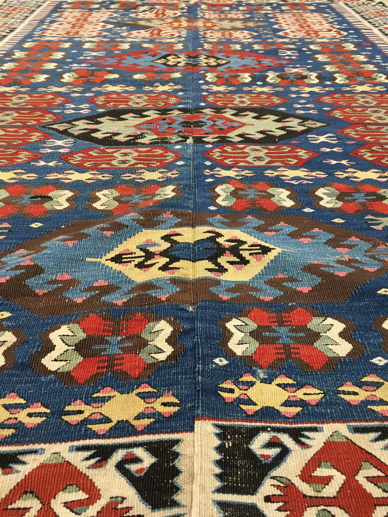 Detail b: Seltener Westanatolischer Kelim antik, Westanatolien Manisa-Gebiet, 19.Jhd., Wolle gewebt auf Wolle. Blaugrundiger Kelim aus der Manisa Provinz ...